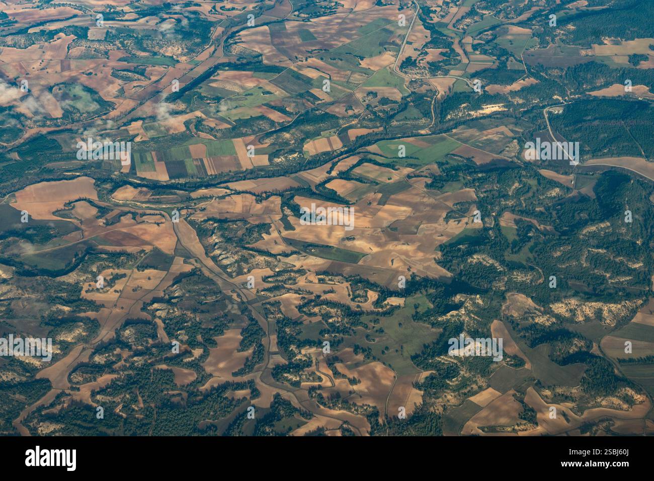 Vista aerea di frutteti e terreni agricoli vicino all'aeroporto di Madrid in Spagna. Foto Stock