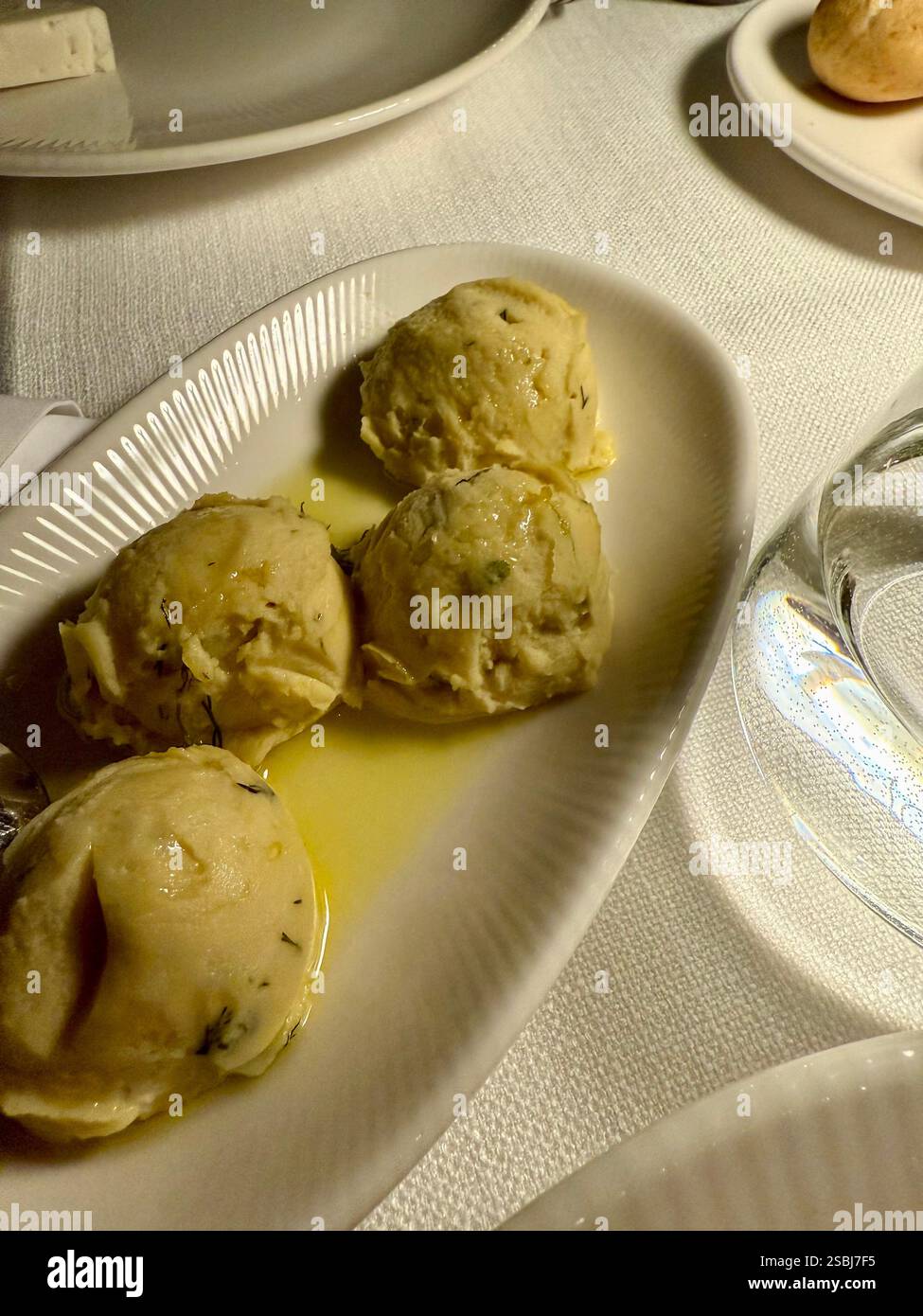 Fava piatti tradizionali turchi con olio d'oliva, antipasti; purea di fagioli o pasta di fagioli. Servita al ristorante Foto Stock