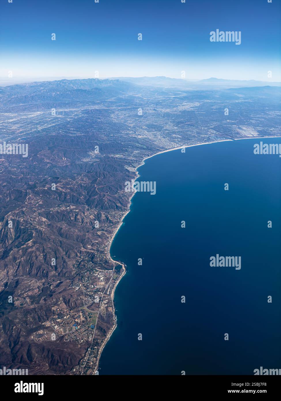 Veduta aerea della costa meridionale della California con Malibu sottostante in una giornata di sole limpido a novembre 2024 Foto Stock