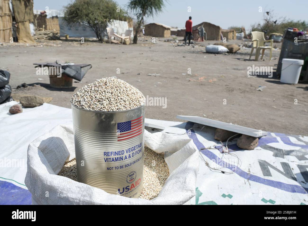 SUDAN DEL SUD, Stato dell'alto Nilo, città Renk, centro di transito per rifugiati e rimpatriati dall'UNHCR dalla guerra del Sudan, barattolo di olio da cucina degli AIUTI americani, l'agenzia statunitense per gli aiuti allo sviluppo internazionale, riempita di grano Foto Stock