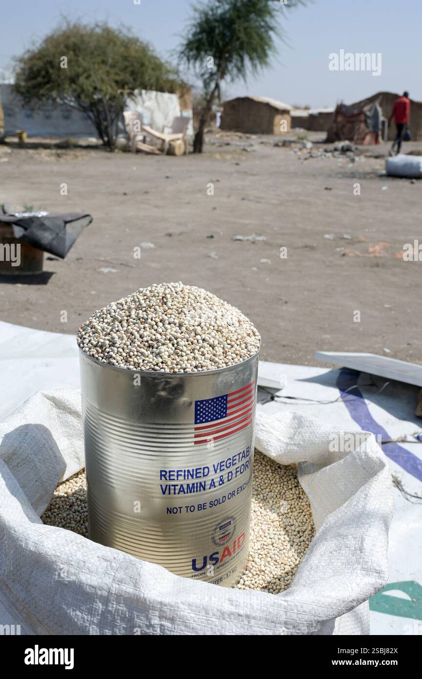 SUDAN DEL SUD, Stato dell'alto Nilo, città Renk, centro di transito per rifugiati e rimpatriati dall'UNHCR dalla guerra del Sudan, barattolo di olio da cucina degli AIUTI americani, l'agenzia statunitense per gli aiuti allo sviluppo internazionale, riempita di grano Foto Stock