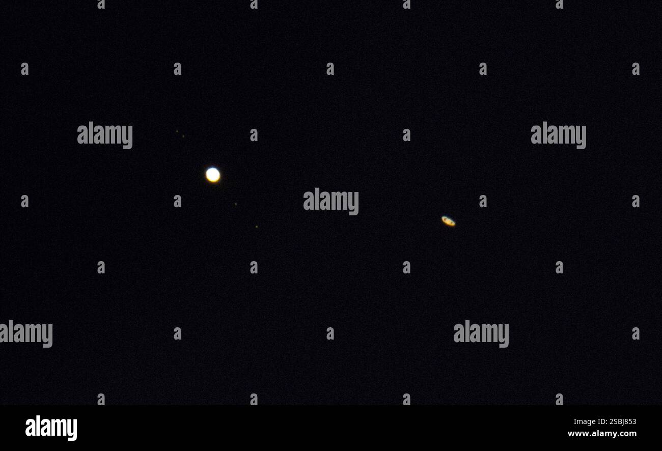 Giove, sinistra, e Saturno, destra, sono visti dopo il tramonto da Alessandria, Virginia, martedì 22 dicembre 2020. I due pianeti apparvero a un decimo di grado di distanza durante la "grande congiunzione" del 21 dicembre. Foto Stock
