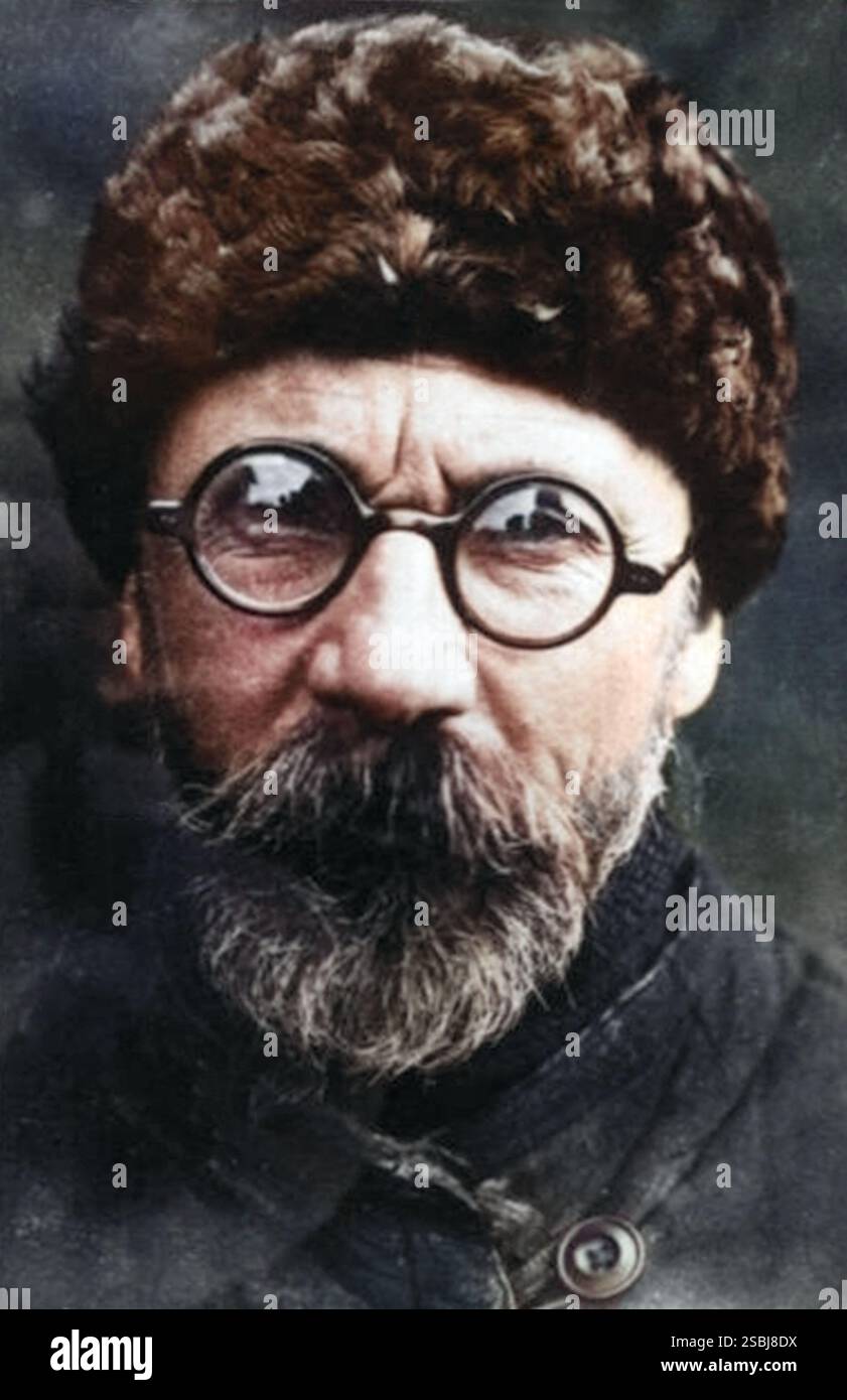 Leonid Kulik (1883-1942) nel 1908. Leonid Kulik fu uno dei primi scienziati a studiare il sito dell'evento di Tunguska. L'evento di Tunguska fu una massiccia esplosione che ebbe luogo alle 07:17 del 30 giugno 1908 in Siberia, Russia. Una palla di fuoco è stata osservata in basso nel cielo, muovendosi a nord-ovest, seguita da una serie di forti suoni bussanti e da un'onda d'urto che si è sentita a centinaia di chilometri di distanza. Le spedizioni nella zona hanno rilevato danni immensi, con oltre 3000 chilometri quadrati di foresta appiattita. Si pensa che l'esplosione fosse un meteorite o una cometa che si rompe ed esplode sopra la superficie. Foto Stock