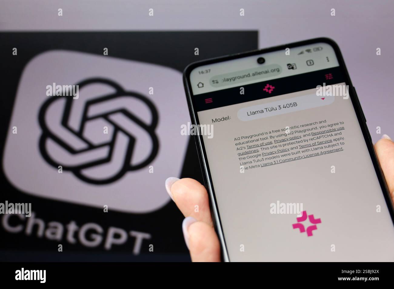 Logo ChatGPT e applicazione Allen ai sullo schermo dello smartphone in mano femminile Foto Stock