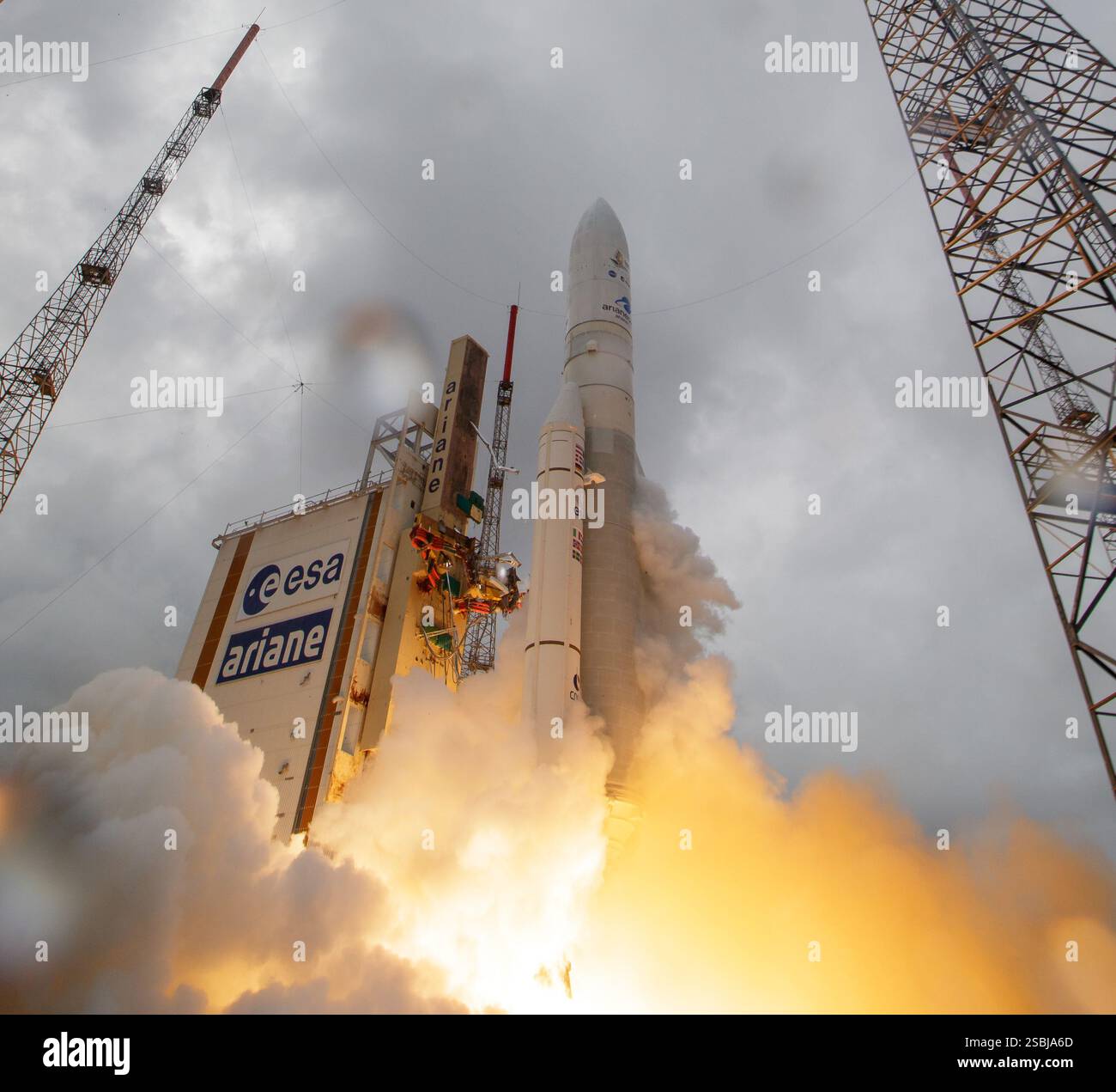 Il James Webb Space Telescope viene lanciato a bordo del razzo Ariane 5 dell'Arianespace il 25 dicembre 2021 dallo Spaceport presso il Centro spaziale Guiana di Kourou, nella Guyana francese. Il James Webb Space Telescope è un grande telescopio a infrarossi con uno specchio primario di 21,3 piedi. La missione studierà ogni fase della storia cosmica dall'interno del nostro sistema solare alle galassie osservabili più lontane dell'universo primitivo. Foto Stock