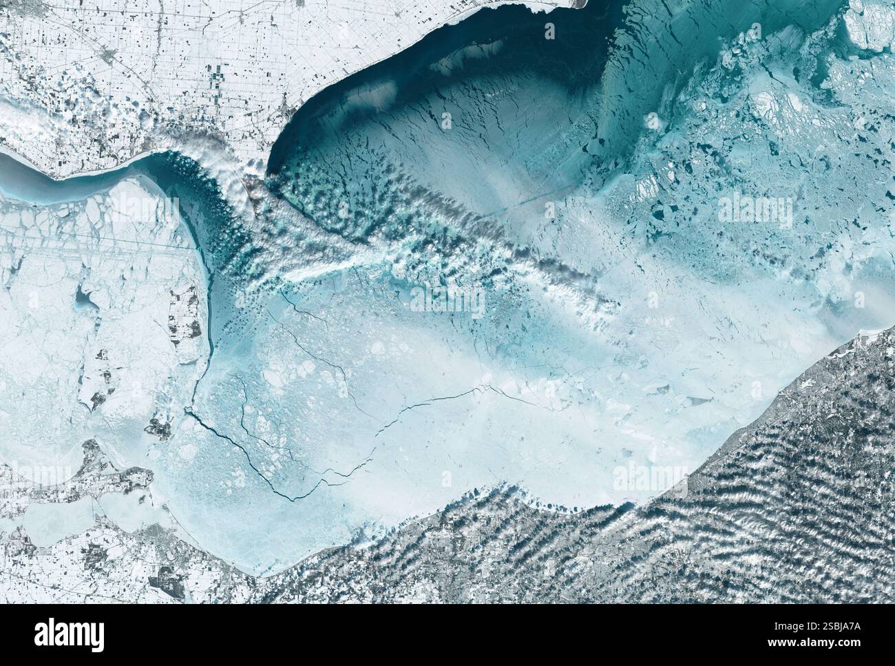 Immagine satellitare di un lago Erie congelato. Il più basso dei grandi Laghi, Erie ha la più alta copertura di ghiaccio annuale massima, raggiungendo regolarmente oltre il 80%. Questa immagine è stata acquisita dall'Operational Land Imager (oli) sul satellite Landsat 8 il 5 febbraio 2022, quando la copertura di ghiaccio sul lago ha raggiunto il 90%. Foto Stock