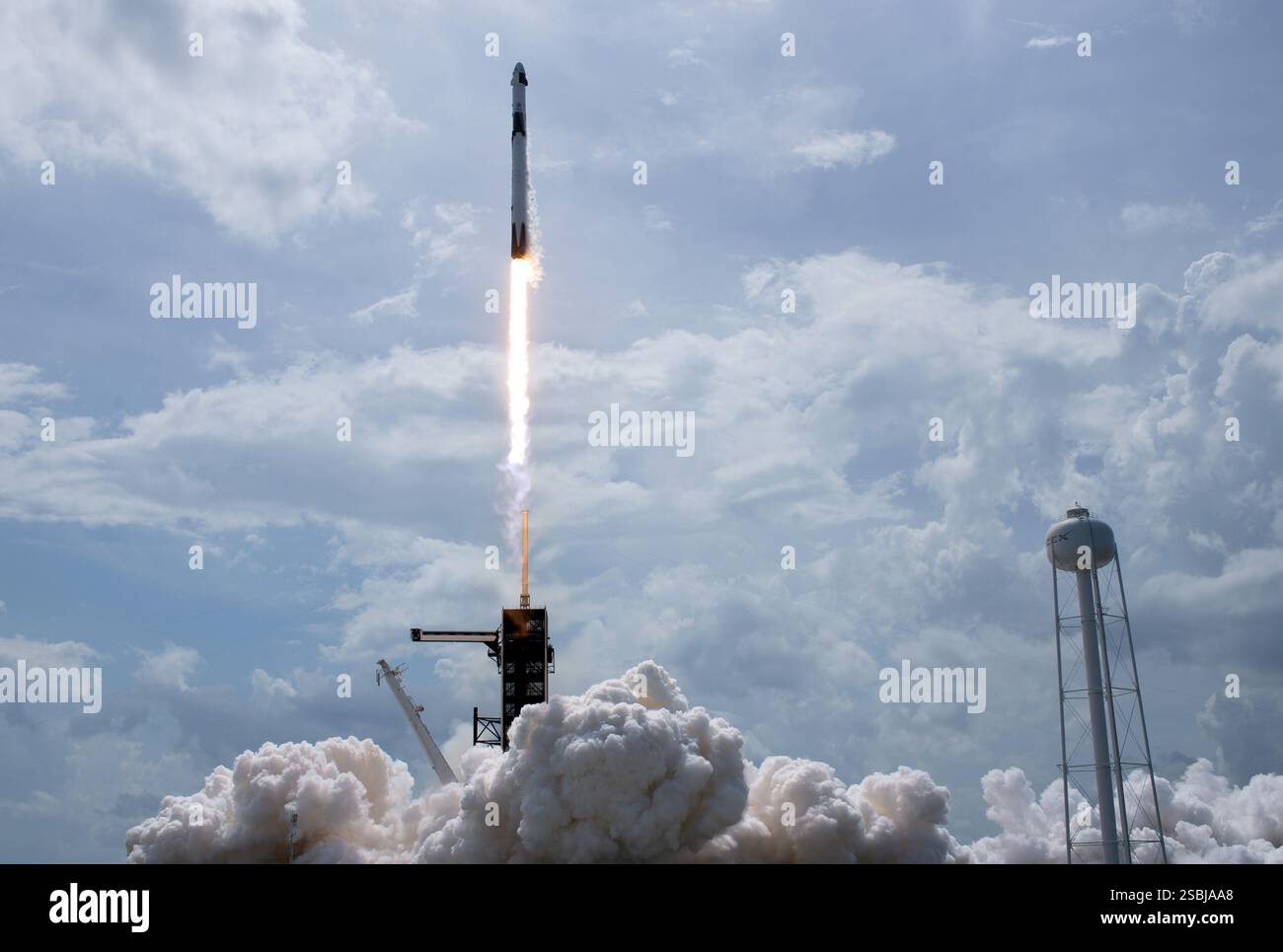 Un razzo Falcon 9 SpaceX lanciato sulla missione SpaceX Demo-2 della NASA verso la stazione spaziale Internazionale. Foto Stock