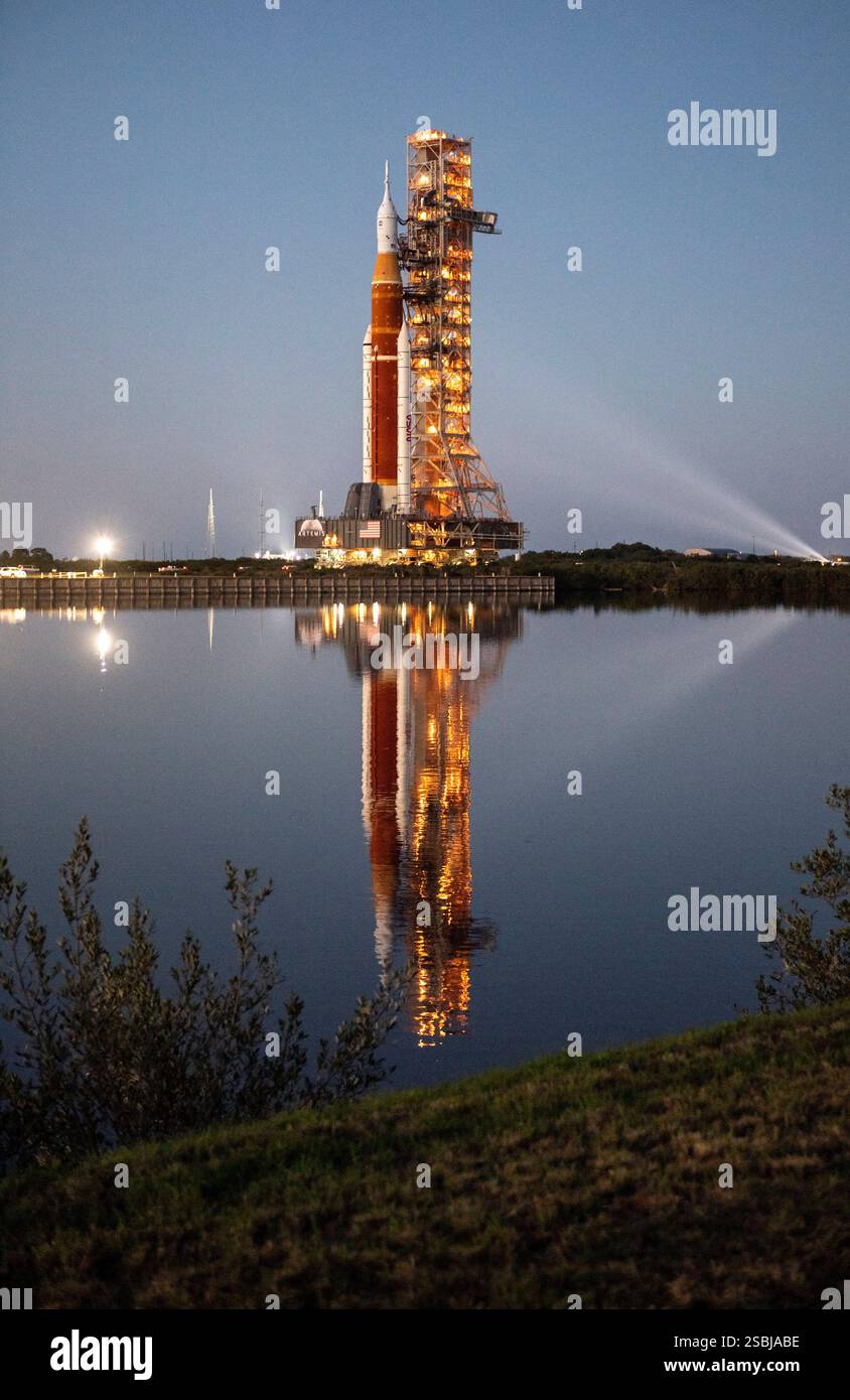 Il razzo Space Launch System (SLS) della NASA con la navicella Orion a bordo è visto in cima a un lanciatore mobile mentre viene lanciato al Launch Complex 39B per la prima volta, giovedì 17 marzo 2022, al Kennedy Space Center della NASA in Florida. Prima del test di volo Artemis i della NASA, il razzo SLS completamente impilato e integrato e la navicella Orion saranno sottoposti a una prova di volo bagnata al Launch Complex 39B per verificare i sistemi e praticare le procedure di conto alla rovescia per il primo lancio. Foto Stock