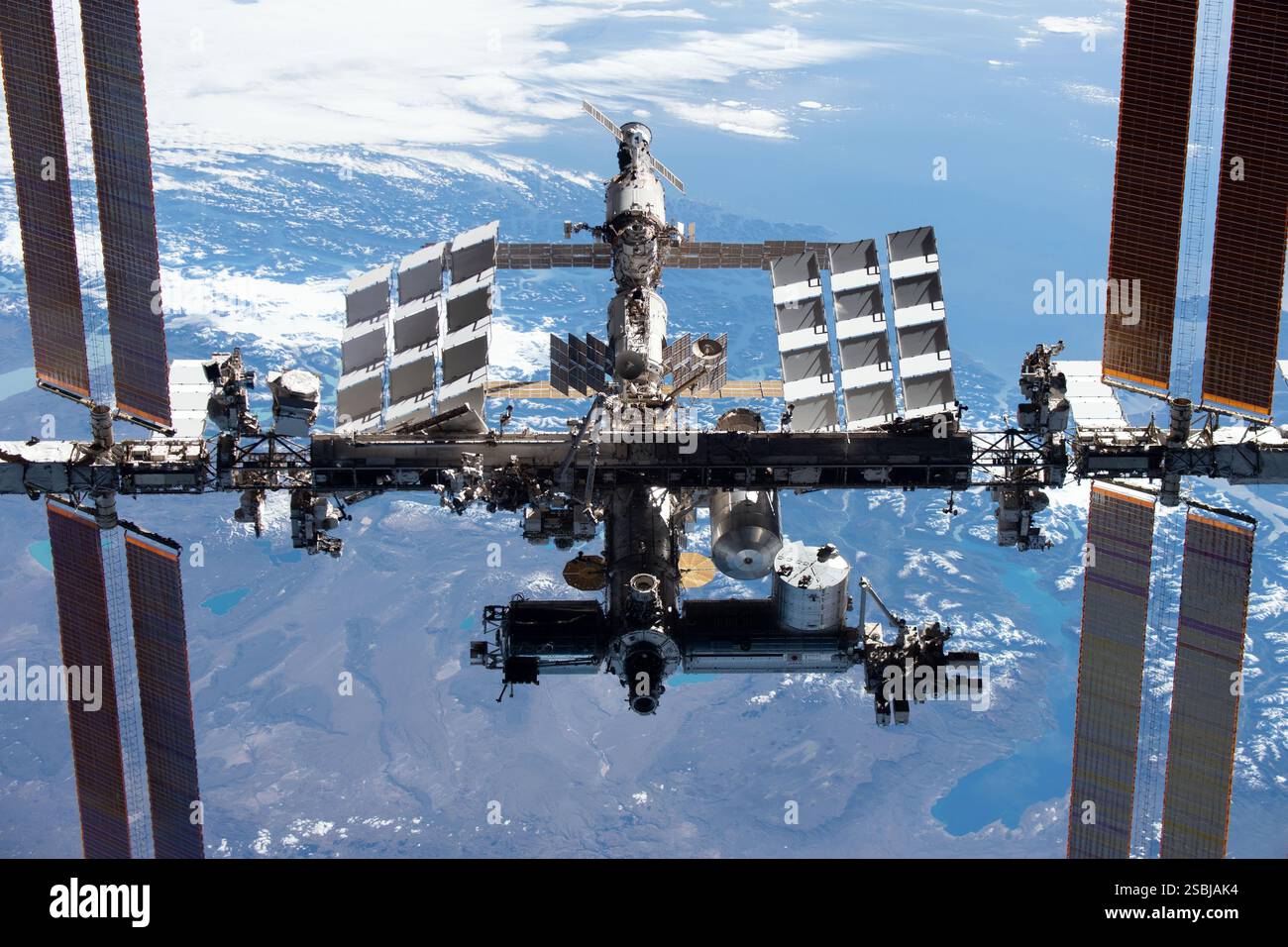 Stazione spaziale Internazionale con la Terra sotto. Questa immagine è stata catturata da un astronauta sulla capsula SpaceX Crew Dragon Endeavor dopo lo sgancio dalla stazione spaziale l'8 novembre 2021. Foto Stock