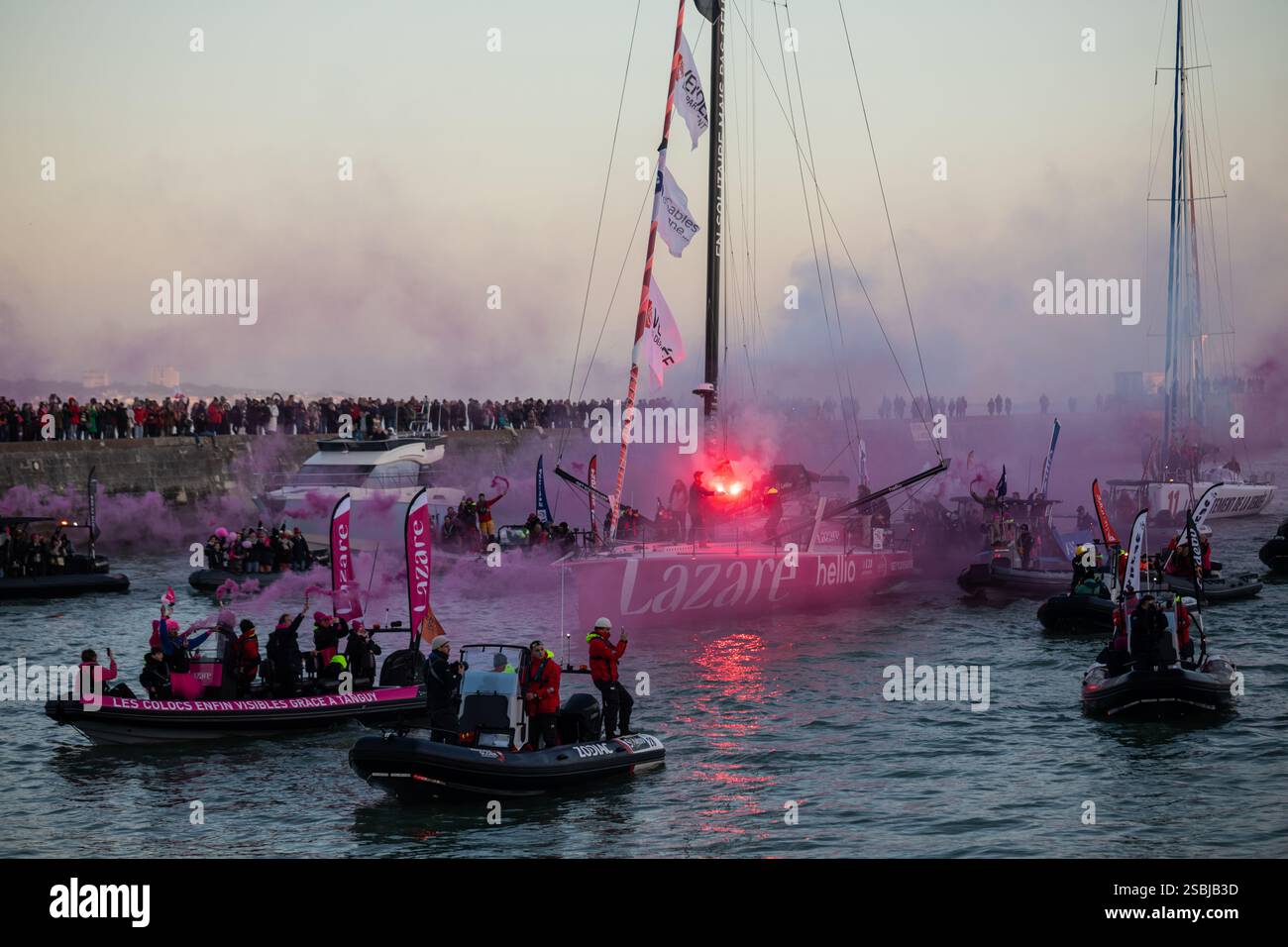 Arrivo di Tanguy le Turquais (Lazare) al diciassettesimo posto del Vendee Globe 2024 il 3 febbraio 2025. A Les Sables d'Olonne, Francia. Foto Stock