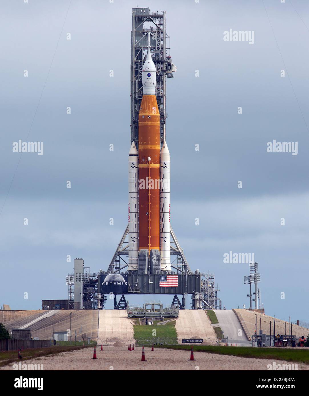 Il razzo Space Launch System (SLS) della NASA, con la navicella spaziale Orion a bordo, è visto in cima a un lanciatore mobile mentre una squadra di lancio conduce il test di prova su abiti bagnati per la missione Artemis i sulla Luna. Prima del test di volo Artemis i, la prova con abito bagnato attraverserà le operazioni per caricare il propellente, condurre un conto alla rovescia completo del lancio, dimostrare la capacità di riciclare il conto alla rovescia e scaricare i serbatoi per esercitarsi con le tempistiche e le procedure per il lancio. Kennedy Space Center, Florida, 3 aprile 2022. Foto Stock