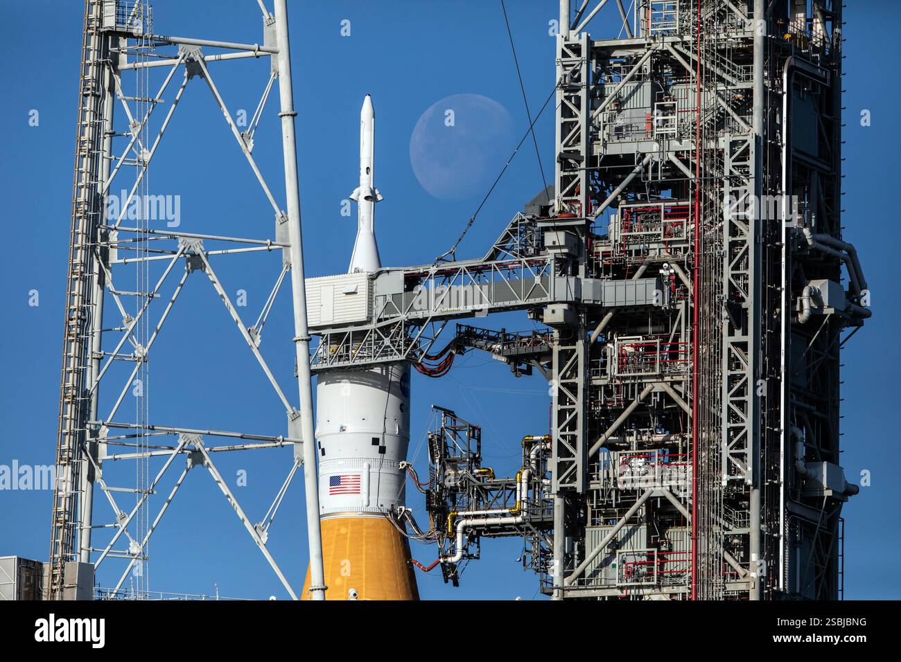 The Moon Behind Artemis i Space Launch System (SLS) e Orion al Kennedy Space Center della NASA in Florida il 21 marzo 2022. Foto Stock