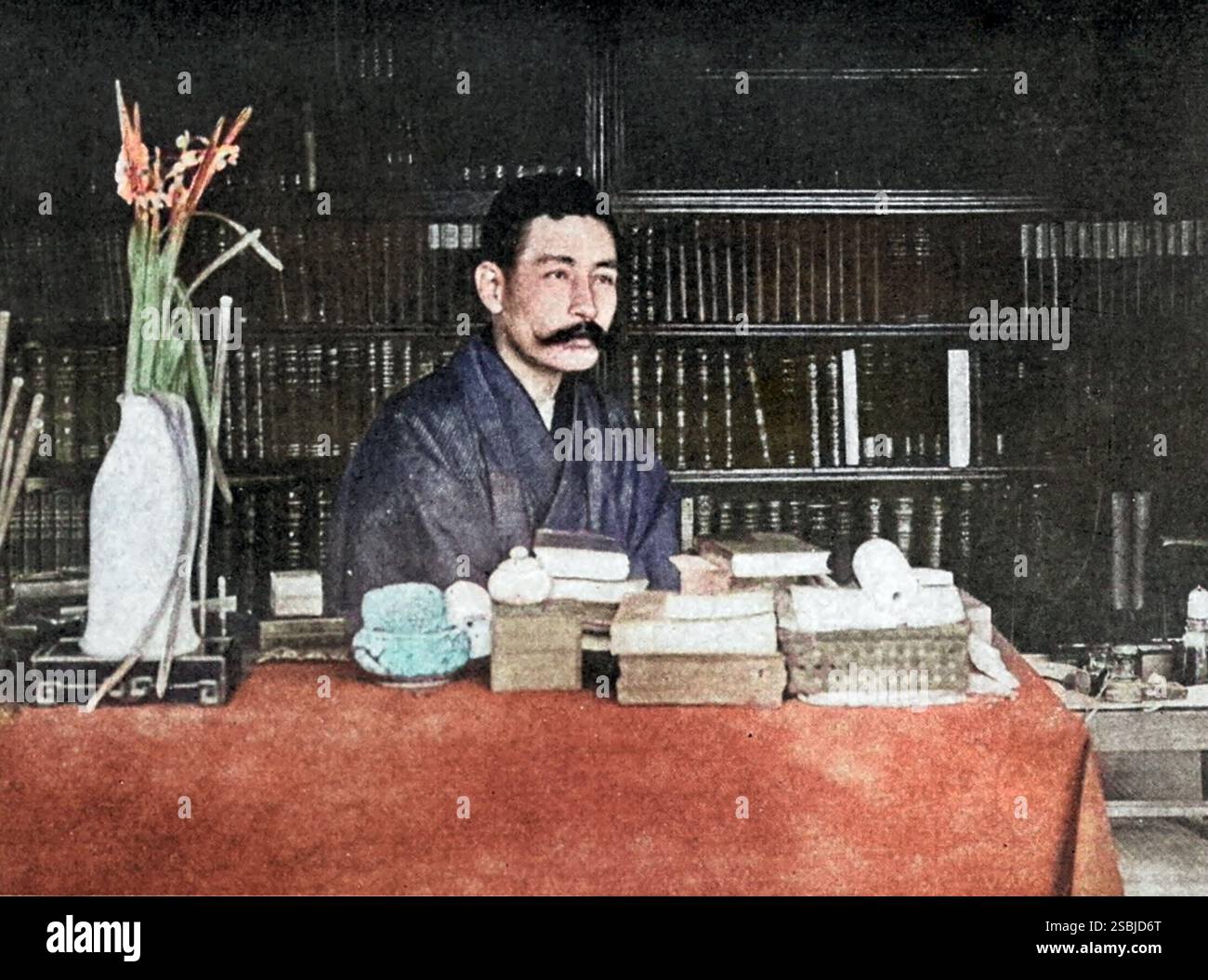 Natsume Soseki (1867-1916), nata Natsume Kin'nosuke, è stata una scrittrice giapponese. Soseki nel suo studio, Sendagi, Tokyo, 1906. Colorato. Foto Stock