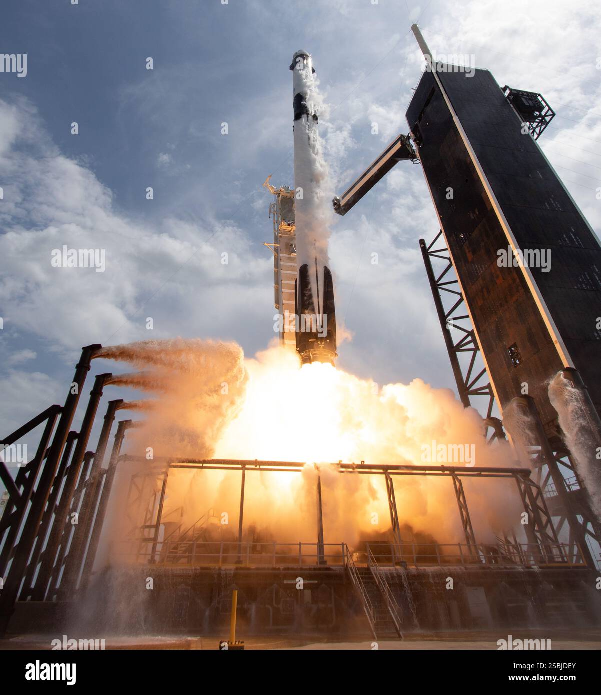 Un razzo Falcon 9 SpaceX lanciato sulla missione SpaceX Demo-2 della NASA verso la stazione spaziale Internazionale. Foto Stock