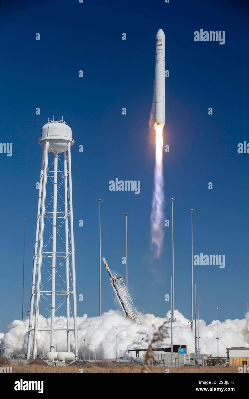 La Cygnus fornisce una navicella spaziale a bordo di un razzo Antares dalla Wallops Flight Facility della NASA in Virginia il 19 febbraio 2022. La missione di rifornimento merci verso la stazione spaziale Internazionale trasporta quasi 8.300 chili di scienza e ricerca, rifornimenti dell'equipaggio e hardware del veicolo al laboratorio orbitale e al suo equipaggio. Foto Stock