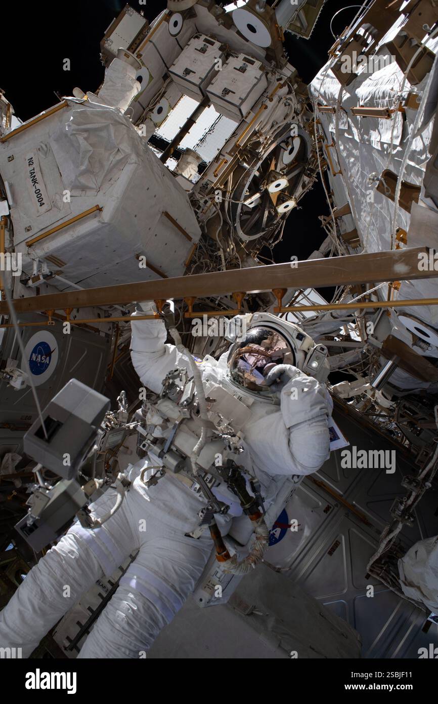 L'astronauta della NASA e l'ingegnere di volo della Expedition 63 Bob Behnken lavora durante una passeggiata spaziale di sei ore e un minuto per scambiare una vecchia batteria al nichel-idrogeno con una nuova batteria agli ioni di litio sulla struttura a capriata Starboard-6 della stazione spaziale Internazionale. 1° luglio 2020. Foto Stock