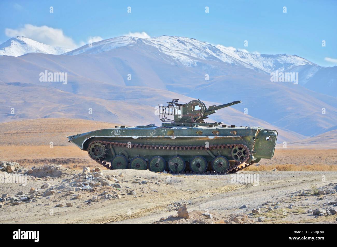 Veicolo corazzato sovietico distrutto dai mujaheddin afghani nelle montagne Hindu Kush Foto Stock