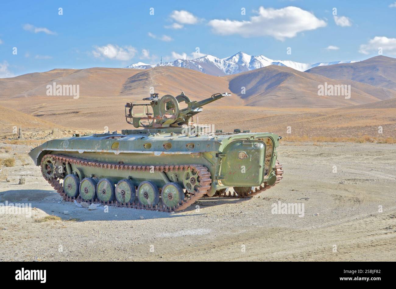 Veicolo corazzato sovietico distrutto dai mujaheddin afghani nelle montagne Hindu Kush Foto Stock