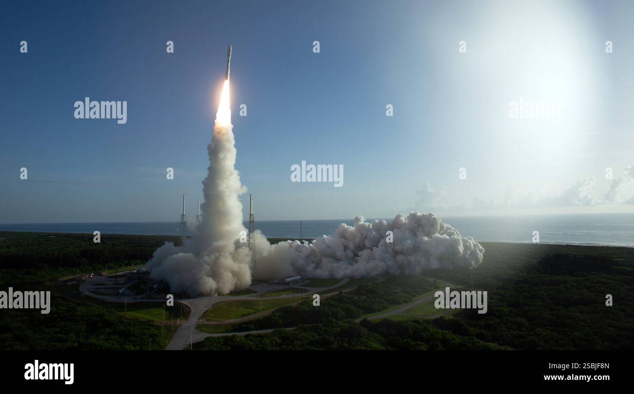 Un razzo Atlas V della United Launch Alliance con il rover perseveranza Mars 2020 della NASA a bordo lancia dallo Space Launch Complex 41, giovedì 30 luglio 2020, presso la Cape Canaveral Air Force Station in Florida. Foto Stock