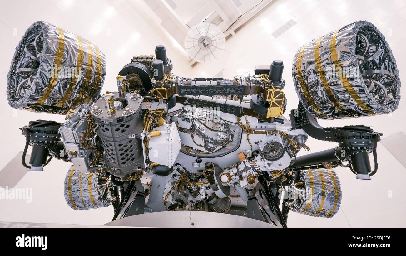 La perseveranza Mars rover al Kennedy Space Center della NASA il 7 aprile 2020, durante un test delle proprietà di massa del veicolo. Il rover è stato ruotato in senso orario e antiorario su una tavola rotante per determinare il suo baricentro. Il nome del progetto "Mars 2020" e il nome del rover "Perseverance" sono visibili sulle targhette identificative attaccate al braccio robotico del rover. Foto Stock
