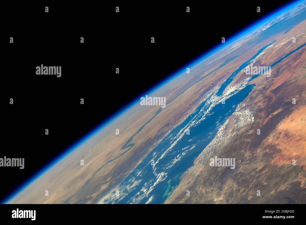 Una vista della Terra dalla stazione spaziale Internazionale che guarda attraverso l'Arabia Saudita (a destra), il Mar Rosso e il fiume Nilo in Africa (a sinistra), il 3 febbraio 2021. Foto Stock