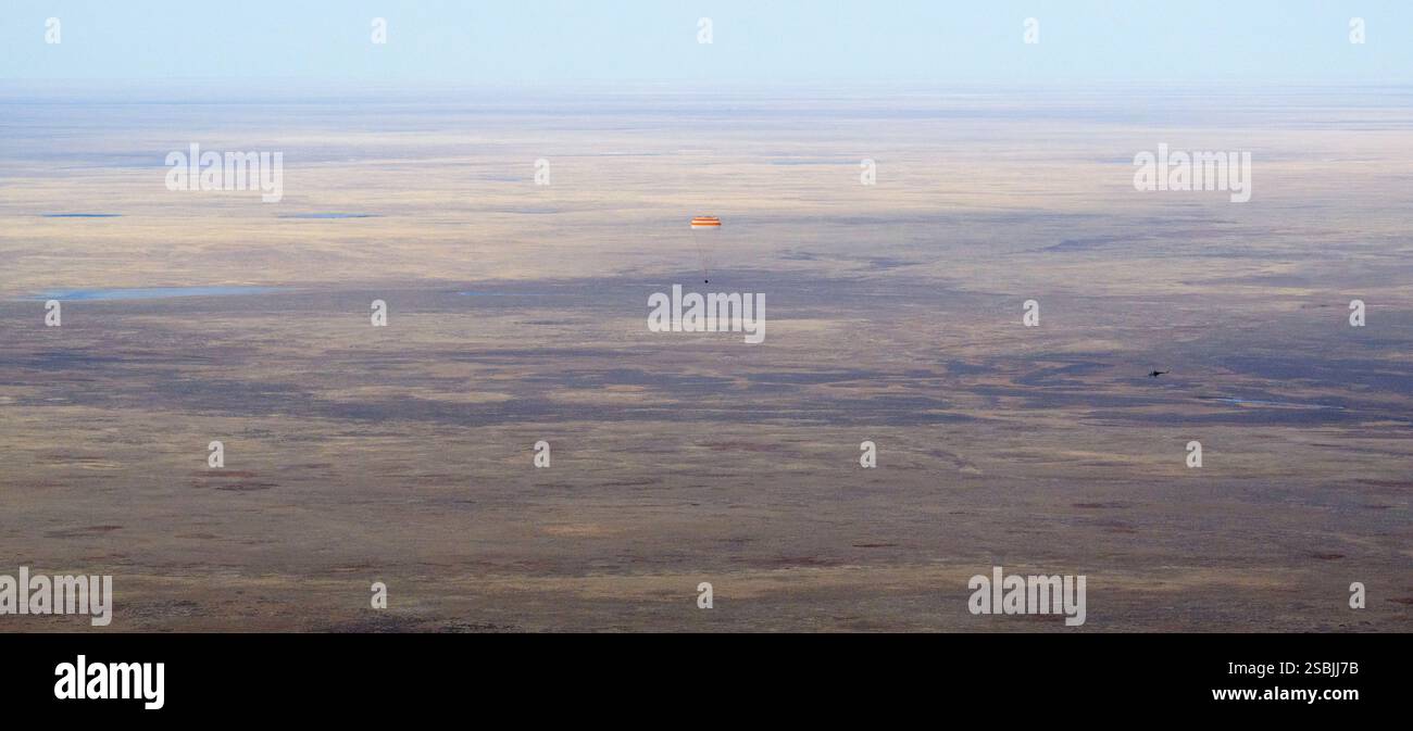 La Sojuz MS-19 scende sulla Terra con paracadute in un'area remota del Kazakistan con i membri dell'equipaggio della Expedition 66 Mark Vande Hei della NASA, e i cosmonauti Pyotr Dubrov e Anton Shkaplerov di Roscosmos a bordo. Vande Hei e Dubrov stanno tornando sulla Terra dopo 355 giorni nello spazio a bordo della stazione spaziale Internazionale. Per Vande Hei, la missione rappresenta il volo spaziale più lungo della storia di un astronauta statunitense. Vicino a Zhezkazgan, Kazakistan, 30 marzo 2022. Foto Stock