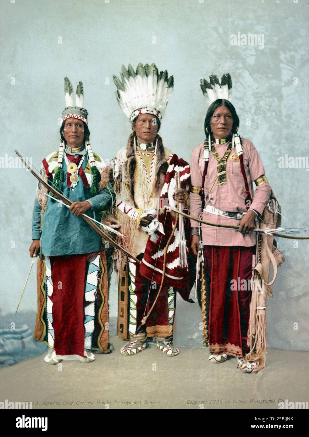 Tre uomini Apache, da l a r: Capo James A. Garfield, Pouche te Foya e Sanches. Photochrom, 1899. Foto Stock