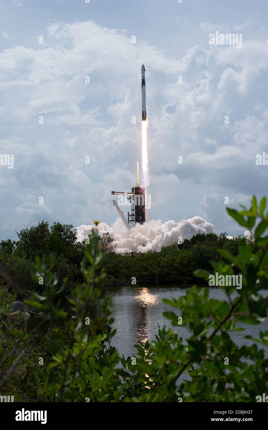 Un razzo Falcon 9 SpaceX lanciato sulla missione SpaceX Demo-2 della NASA verso la stazione spaziale Internazionale. Foto Stock