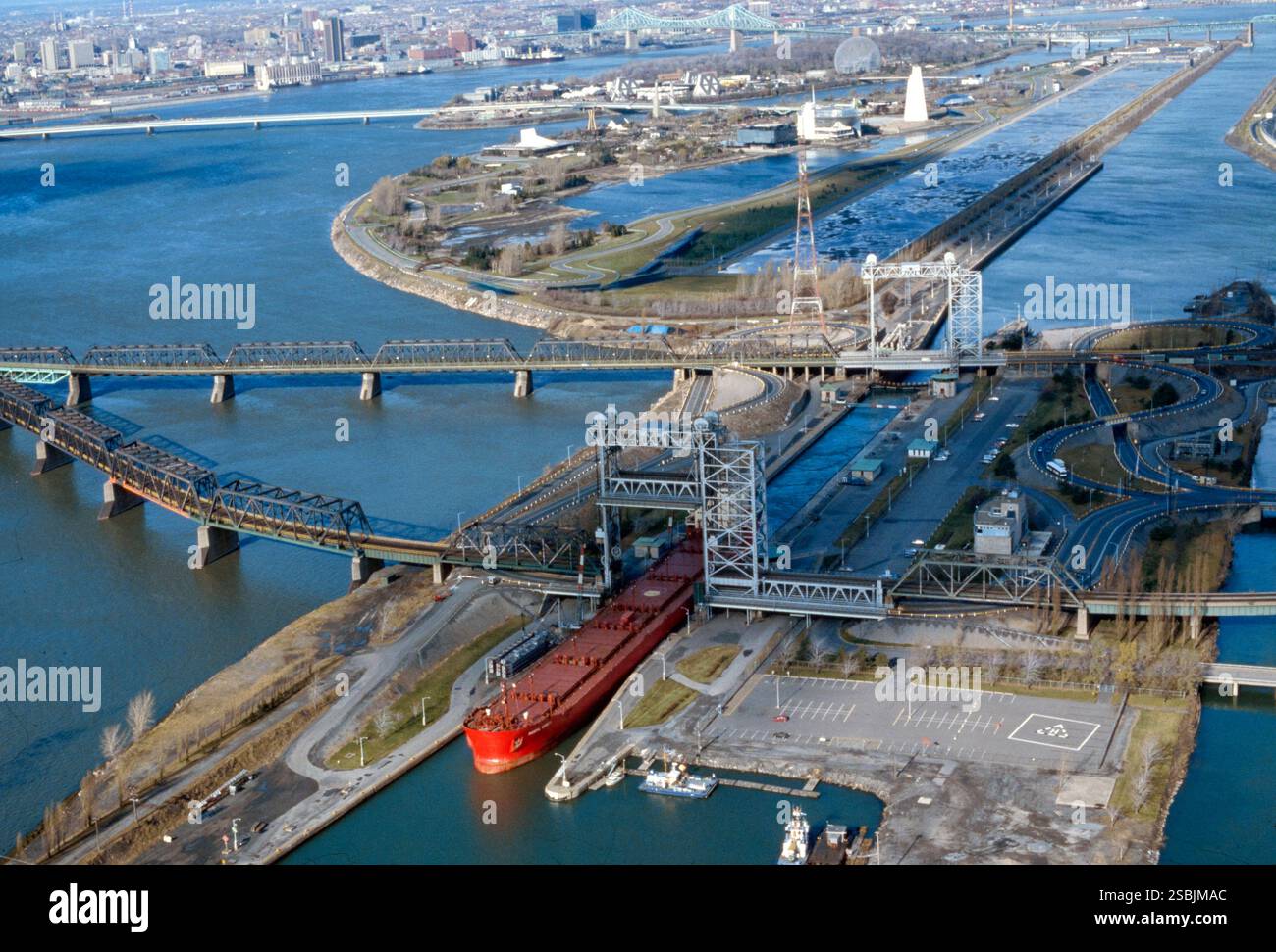 St. Lawrence Seaway, Canada, agosto 1964. Il St. Lawrence Seaway è un sistema di chiuse, canali e canali in Canada e negli Stati Uniti che consente alle navi oceaniche di viaggiare dall'Oceano Atlantico ai grandi Laghi del Nord America. Fotografia di Bernard Gotfryd. Foto Stock