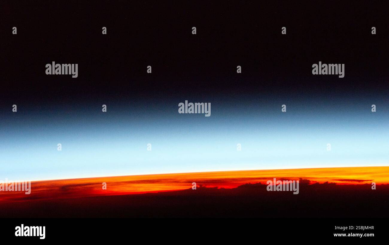 L'alba della Terra è visibile dallo spazio in questa immagine catturata da un astronauta sulla stazione spaziale Internazionale orbitante sopra la costa del Venezuela il 10 gennaio 2022. Foto Stock