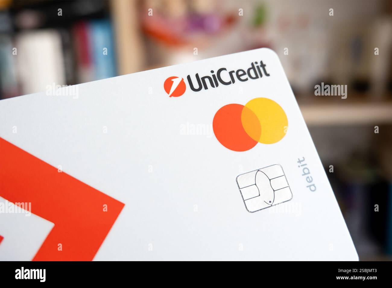 OSTRAVA, CECHIA - 3 FEBBRAIO 2025: Carta di debito o di credito UniCredit emessa da Mastercard, simbolo del consumismo Foto Stock