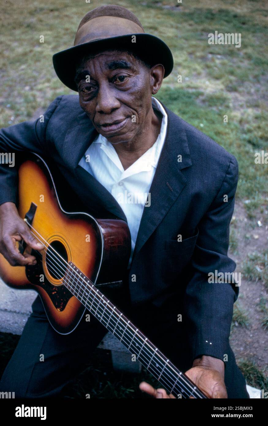 Mississippi John Hurt (1892-1966), cantante blues, a New York City, 1965. Fotografato da Bernard Gotfryd. Foto Stock