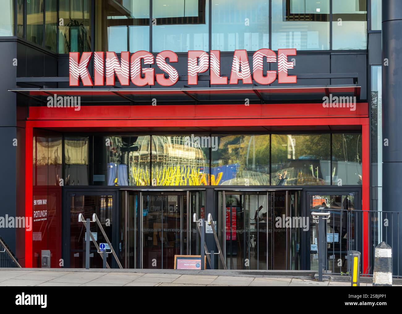 Londra, Regno Unito - 13 novembre 2024: Kings Place è un importante centro per le arti e le conferenze situato vicino a Kings Cross a Londra. Foto Stock
