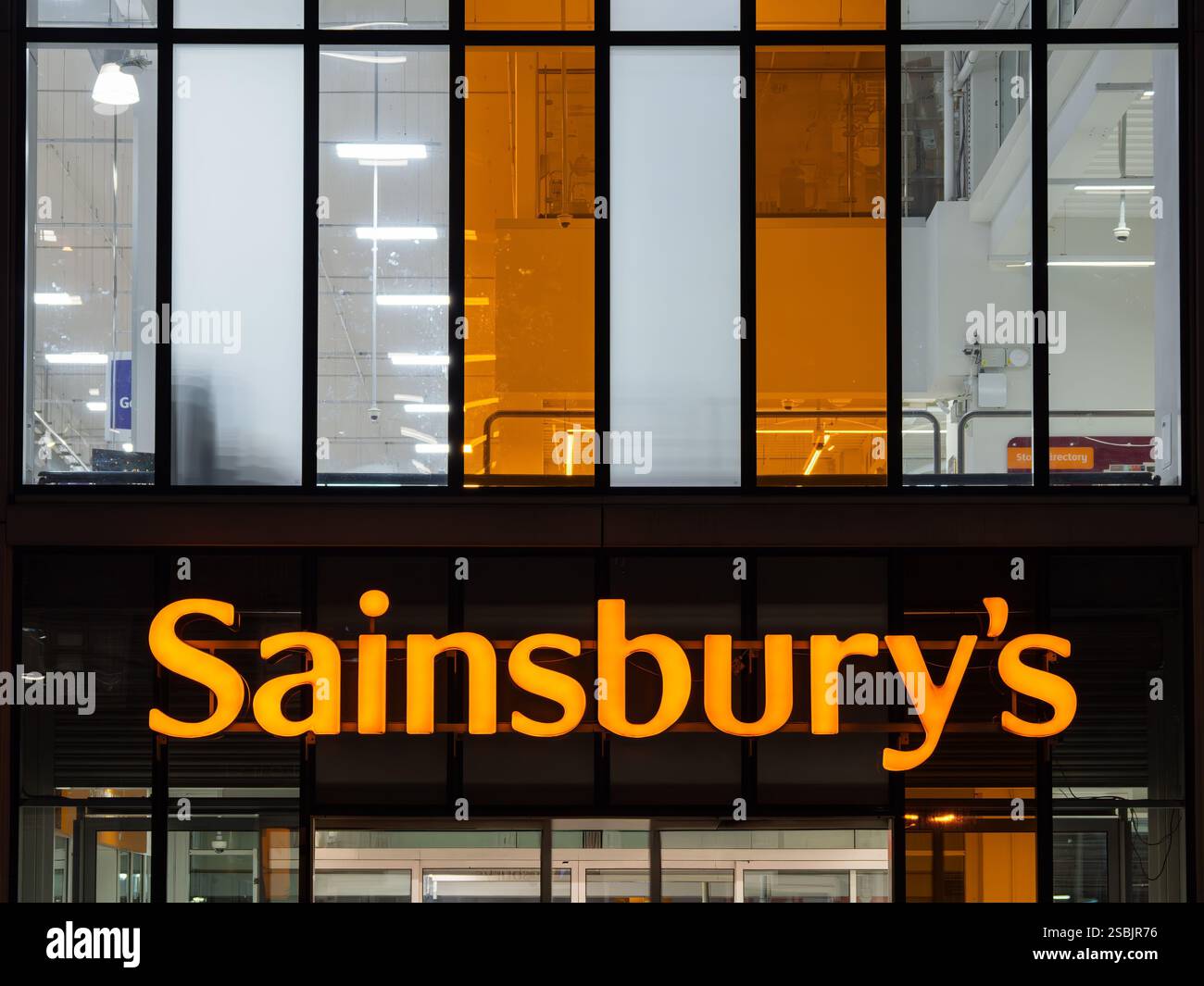 Londra, Regno Unito - 27 ottobre 2024: Sainsburys è una delle catene di supermercati più grandi e conosciute del Regno Unito. Foto Stock