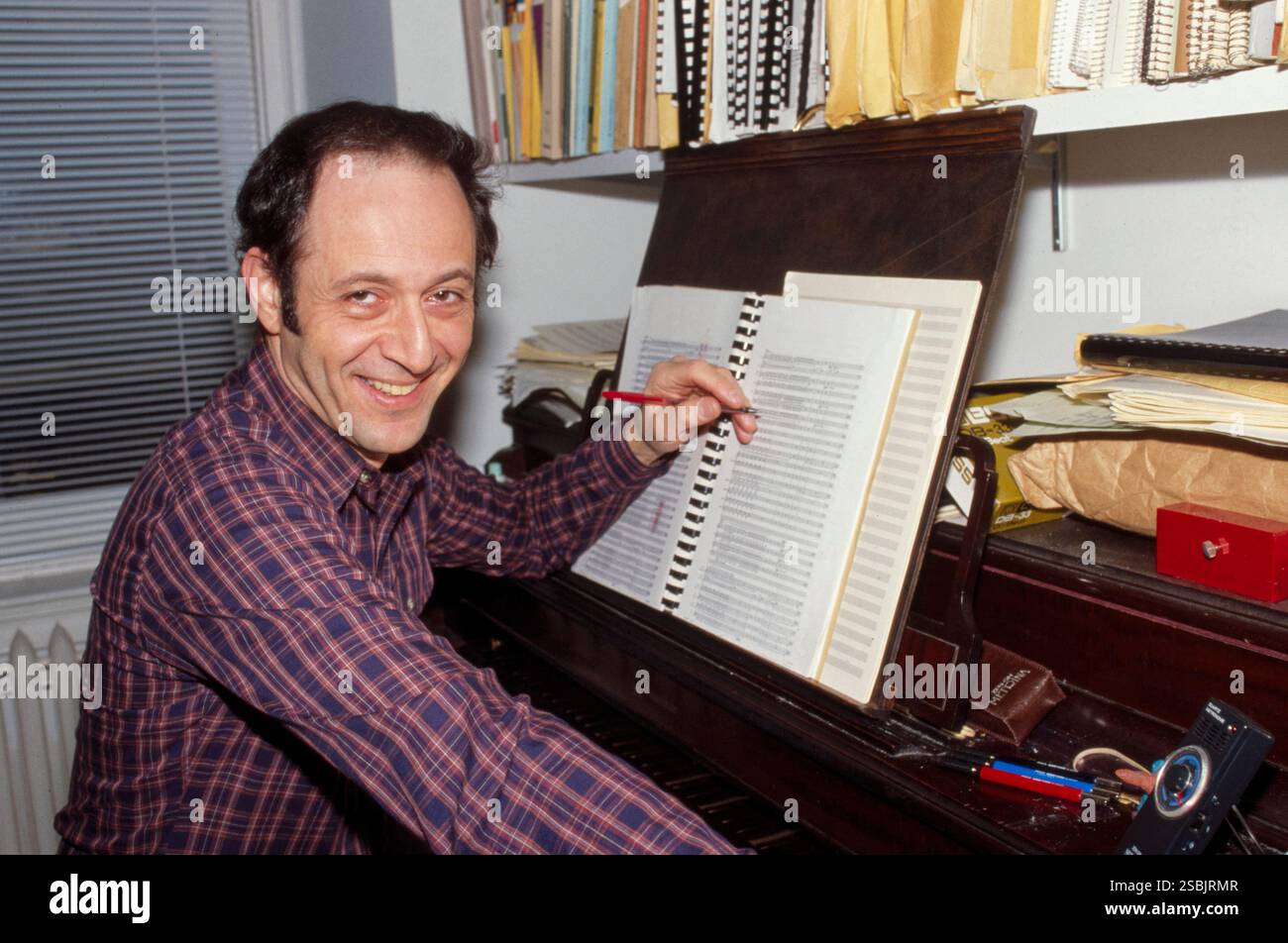 Steve Reich, circa 1982-1984. Reich è un compositore americano noto per il suo contributo allo sviluppo della musica minimale tra la metà e la fine degli anni '1960 Fotografia di Bernard Gotfryd. Foto Stock