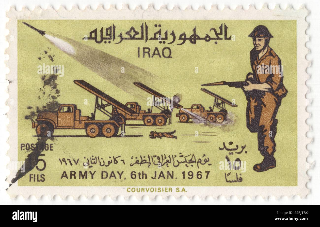 IRAQ - 1967 gennaio 6: 15 fils di citrone, marrone scuro e francobollo profondo raffigurante le batterie missilistiche (lanciarazzi) su camion e soldato (fanteria). Festa commemorativa dell'esercito. Le forze armate dell'Iraq furono inizialmente formate nei primi anni '1920 Sei colpi di stato militari furono effettuati dall'esercito tra il 1936 e il 1941. Essi videro per la prima volta il combattimento nella guerra anglo-irachena del 1941. Combatterono contro Israele nella guerra arabo-israeliana del 1948, nella guerra dei sei giorni del 1967 e nella guerra dello Yom Kippur del 1973. Due guerre contro i curdi furono combattute nel 1961-1970 e nel 1974-1975 Foto Stock
