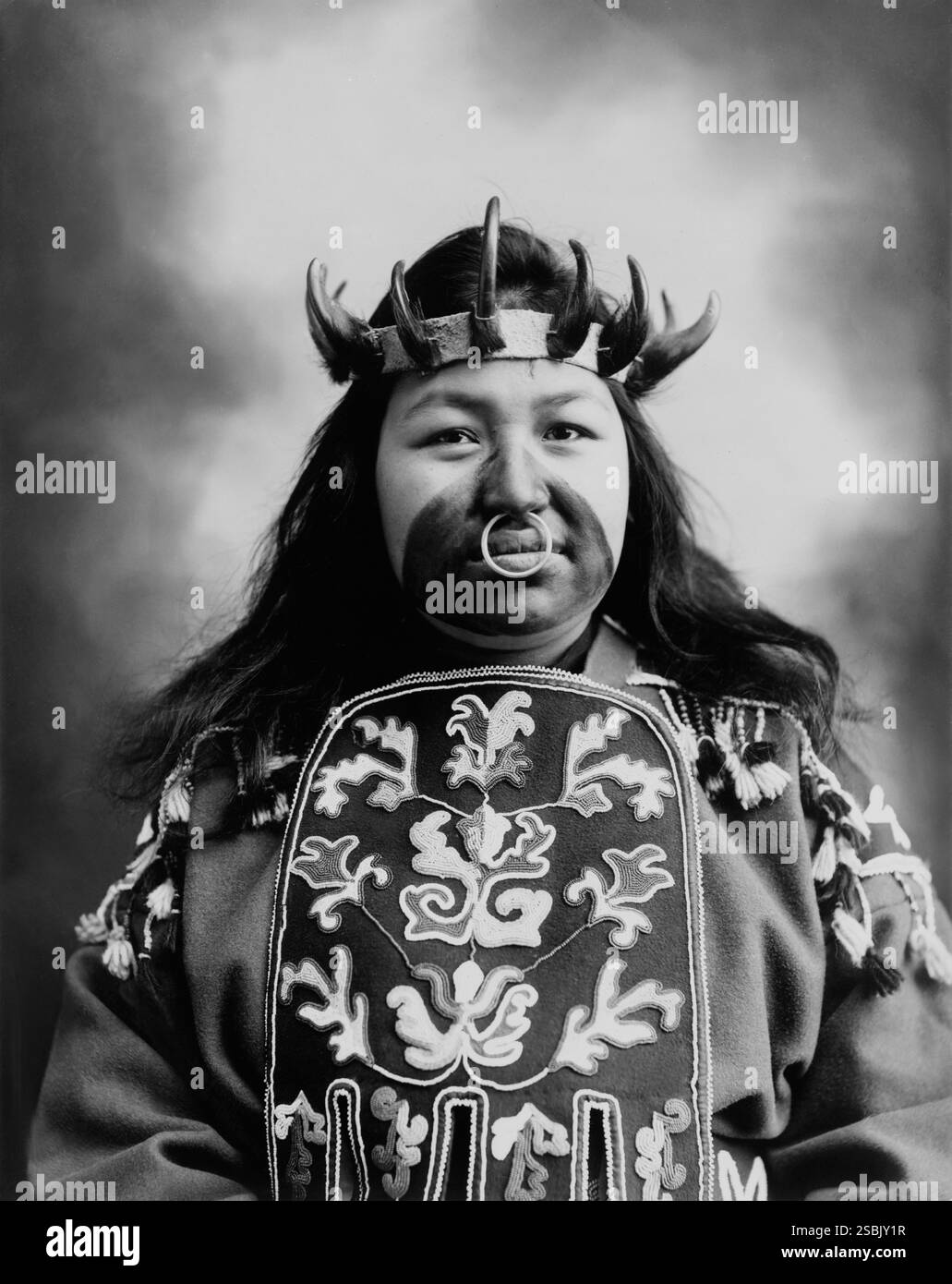1906 , ALASKA , USA : nativo dell' Alaska Kaw-Claa Thlinget con costume da ballo Potlatch . Foto di Case & Draper . - Epopea del Selvaggio WEST - NATIVO NORDAMERICANO - KAW CLAA - INDIANO D'AMERICA - Indiani del NORD AMERICA - pellerossa - anello al naso - corna - corno - unghia unghie di orso - RITRATTO - STORIA - FOTO STORICHE - FOLKLORE - costume FOLKLORISTICO - ricamo - DONNA - DONNA - -- Archivio GBB Foto Stock