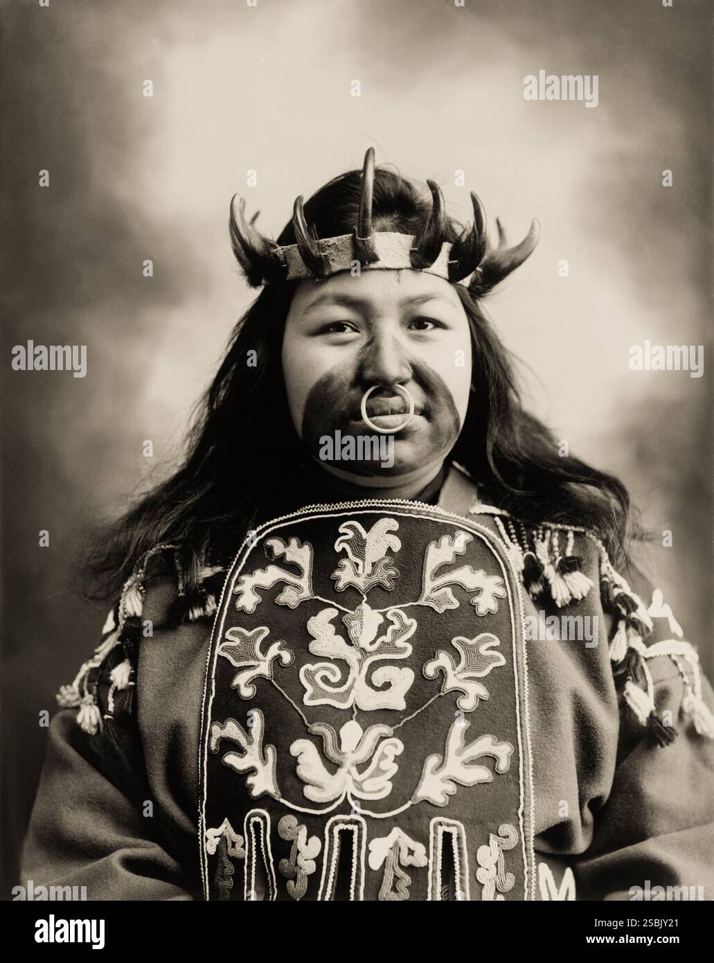 1906 , ALASKA , USA : nativo dell' Alaska Kaw-Claa Thlinget con costume da ballo Potlatch . Foto di Case & Draper . - Epopea del Selvaggio WEST - NATIVO NORDAMERICANO - KAW CLAA - INDIANO D'AMERICA - Indiani del NORD AMERICA - pellerossa - anello al naso - corna - corno - unghia unghie di orso - RITRATTO - STORIA - FOTO STORICHE - FOLKLORE - costume FOLKLORISTICO - ricamo - DONNA - DONNA - -- Archivio GBB Foto Stock