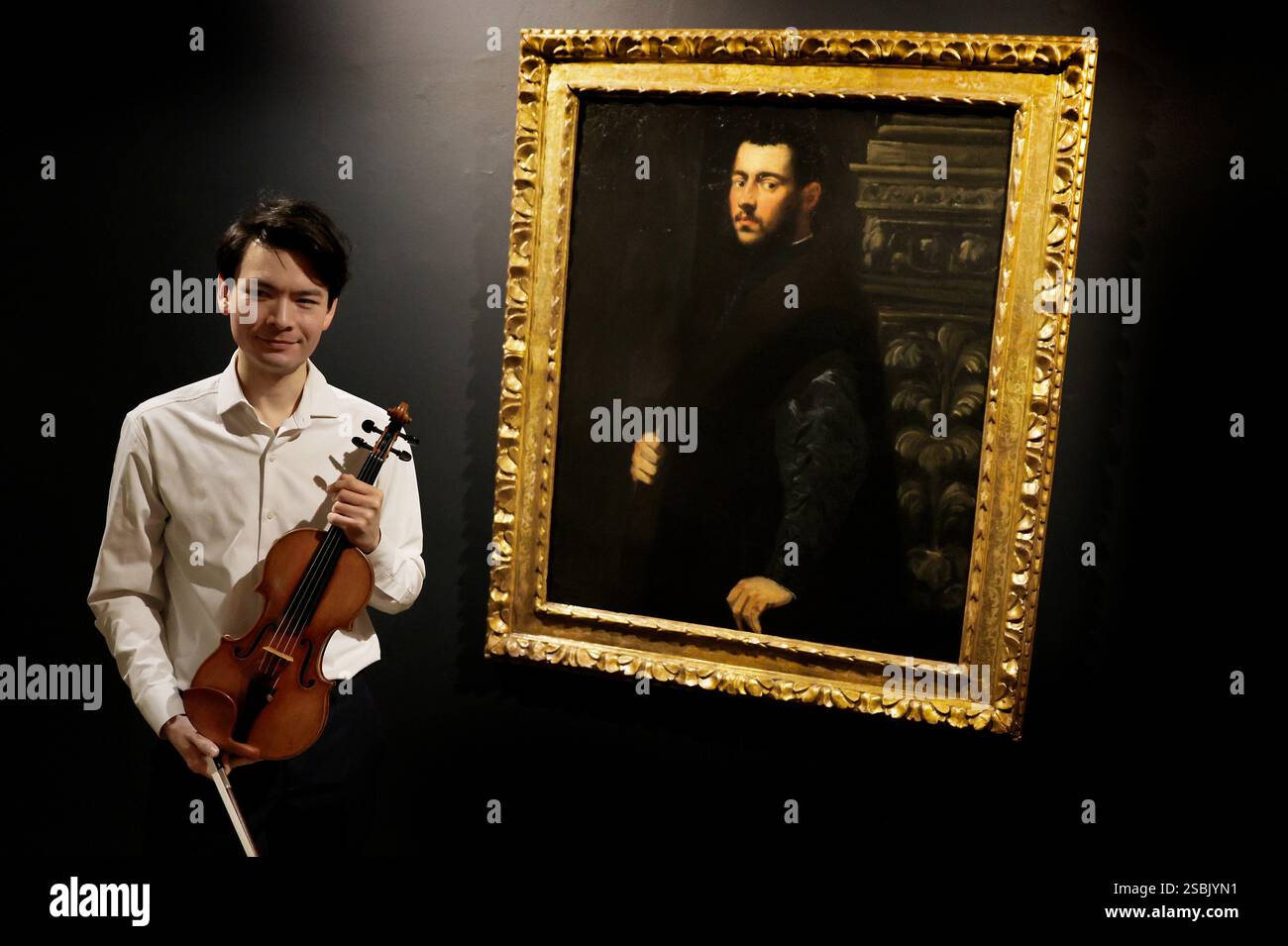 New York, Stati Uniti. 3 febbraio 2025. Il violinista classico Stefan Jackiw tiene il violino Joachim-ma Stradivari in anteprima alla Sotheby's Auction House lunedì 3 febbraio 2025 a New York. L'asta live indipendente per il violino Joachim-ma Stradivarius si svolgerà il 7 febbraio 2025, con un prezzo stimato di vendita di 12-18 milioni di dollari. Foto di Peter Foley/UPI credito: UPI/Alamy Live News Foto Stock