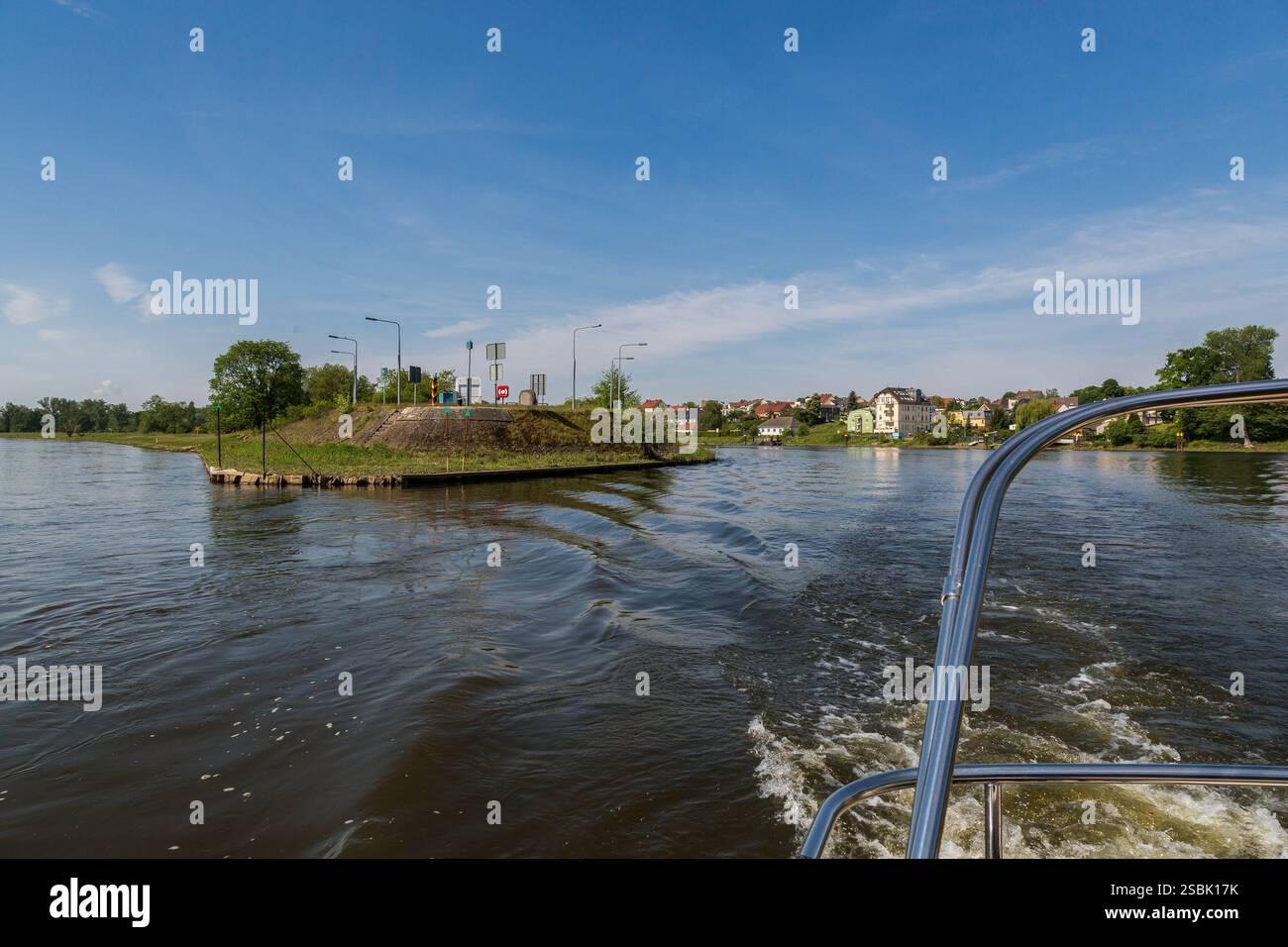 Spätsommer an der Oder / Reisereport/ Ausfahrt aus dem Oder-Spree-Kanal auf die Oder bei Fürstenberg / fine estate sull'Oder / Travel report / Exit Foto Stock