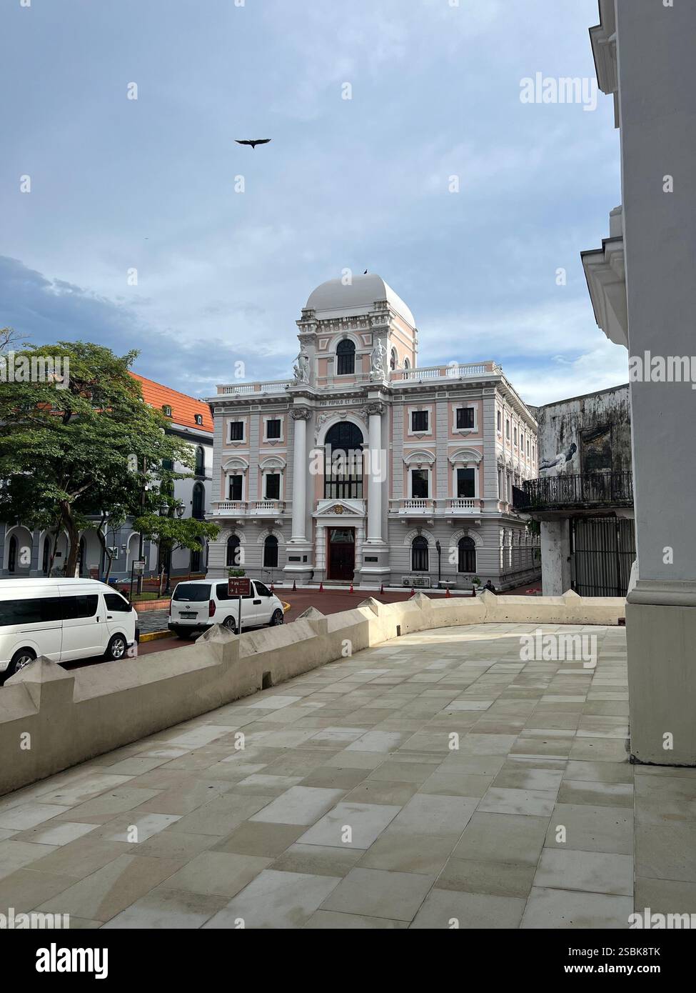 Vecchio edificio municipale rosa con finestre nere e accenti bianchi Foto Stock