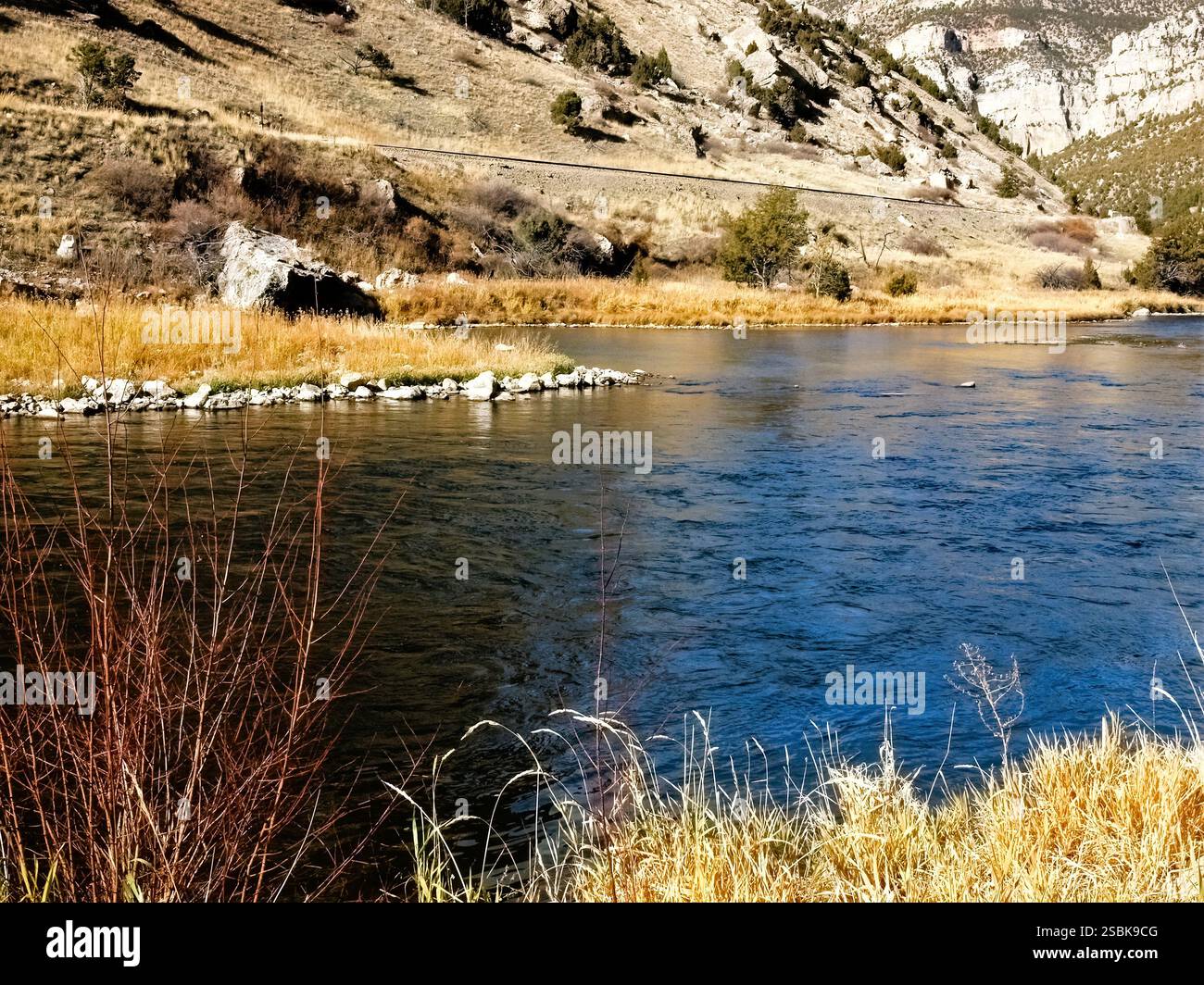 Wind River Canyon, Wyoming, con alte scogliere e rocce lontane. Foto Stock
