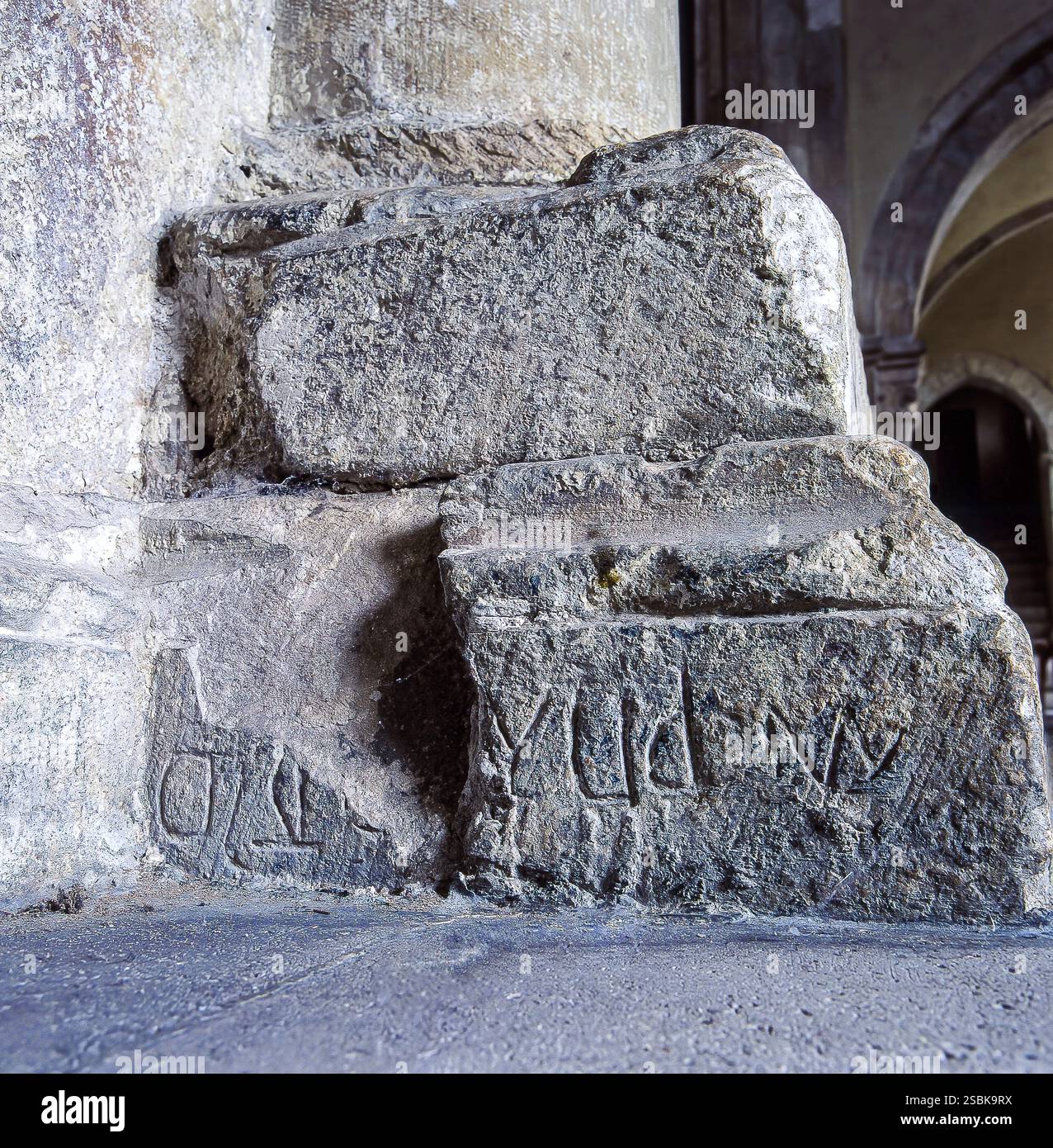 Italia Abruzzo Manoppello Santa Maria D'Arabona - pietra Erratica con un'iscrizione forse pre-romana Foto Stock