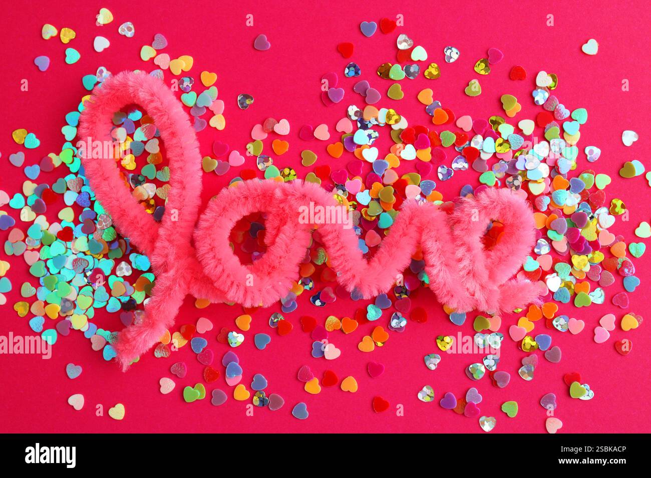 Parola d'amore su molti cuori colorati Foto Stock