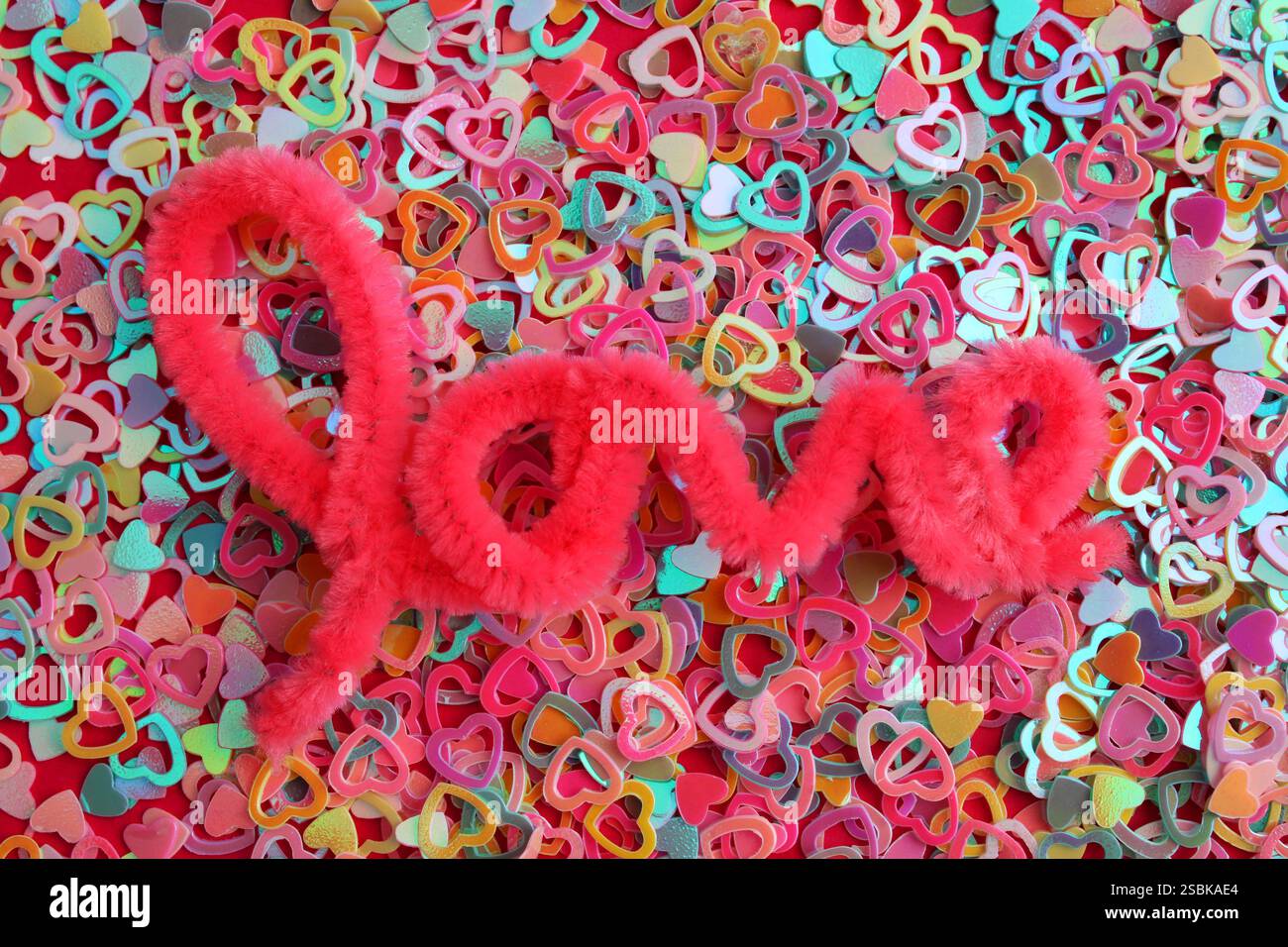 Sfondo pieno di cuori colorati con la parola amore Foto Stock