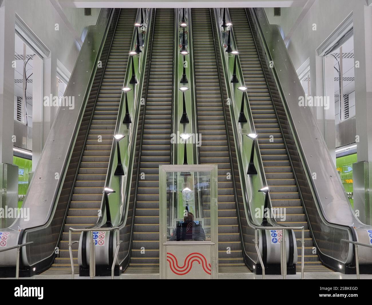 Scale mobili nella nuova stazione della metropolitana Novomoskovskaja Новомосковская sulla linea Troitskaja della metropolitana di Mosca il primo giorno di apertura - Immagine stock catturata con smartphone