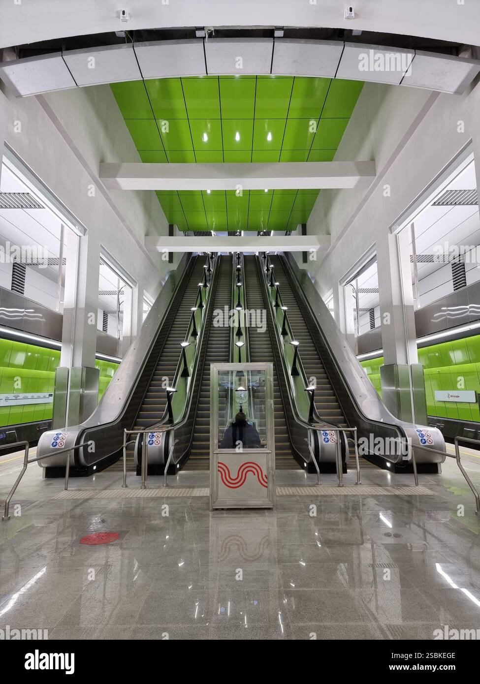 Scale mobili nella nuova stazione della metropolitana Novomoskovskaja Новомосковская sulla linea Troitskaja della metropolitana di Mosca il primo giorno di apertura - Immagine stock catturata con smartphone