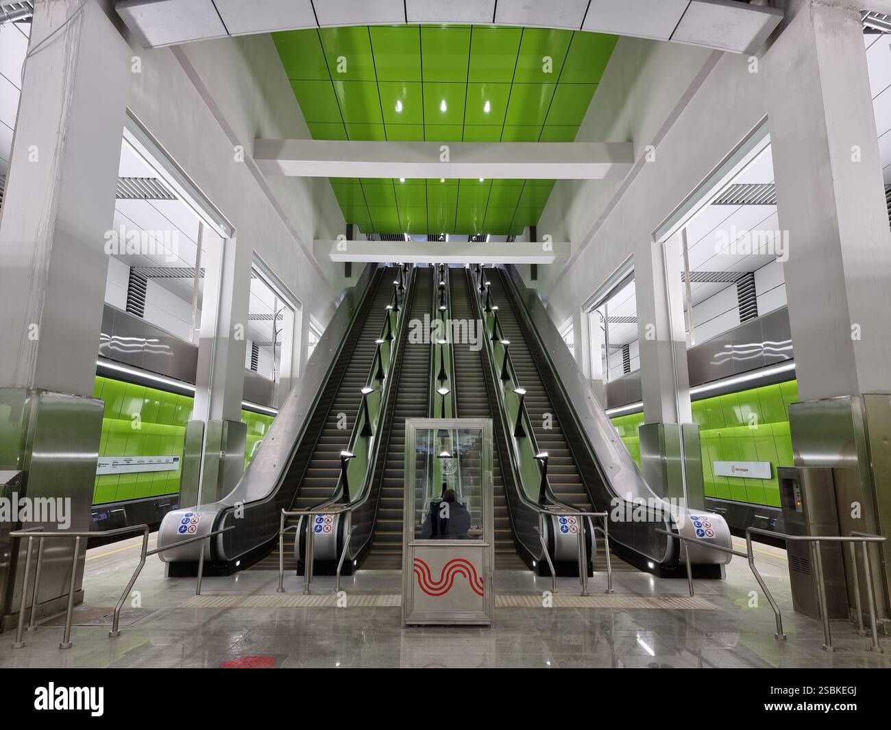 Scale mobili nella nuova stazione della metropolitana Novomoskovskaja Новомосковская sulla linea Troitskaja della metropolitana di Mosca il primo giorno di apertura - Immagine stock catturata con smartphone