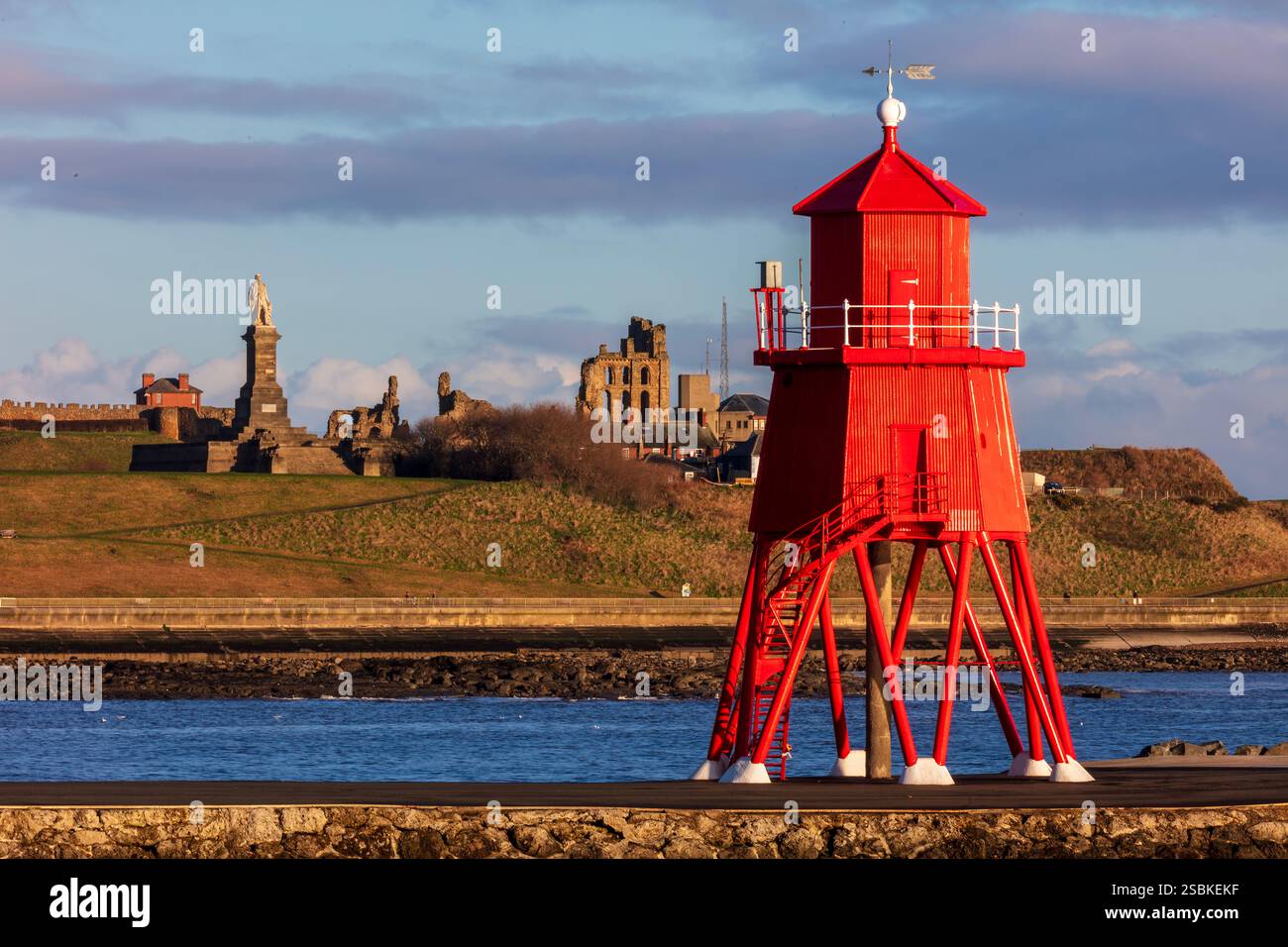 Una vista al mattino presto sotto il cielo soleggiato del faro Herd Groyne alla foce del fiume Tyne South Shields nel South Tyneside Foto Stock
