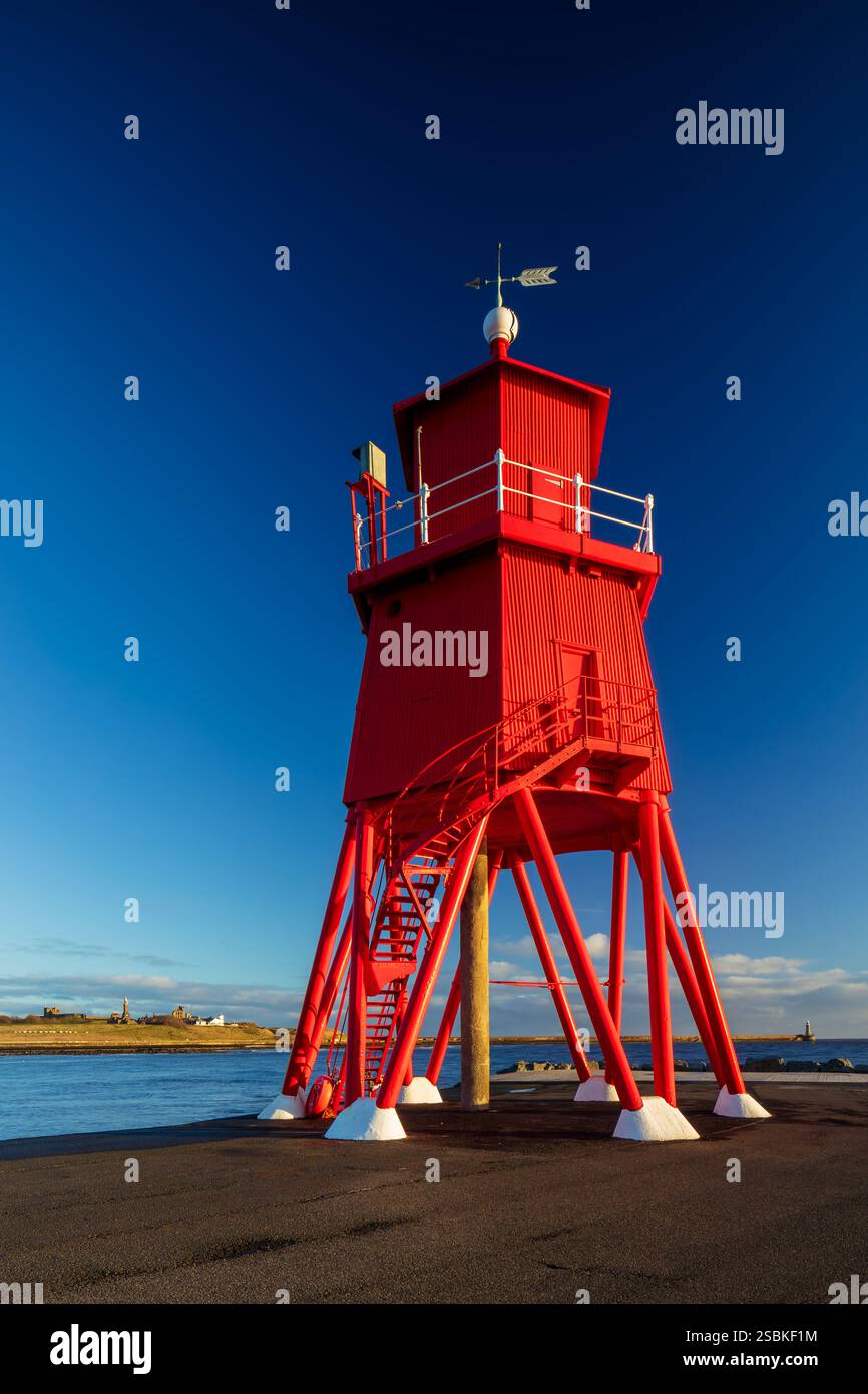 Una vista al mattino presto sotto il cielo soleggiato del faro Herd Groyne alla foce del fiume Tyne South Shields nel South Tyneside Foto Stock